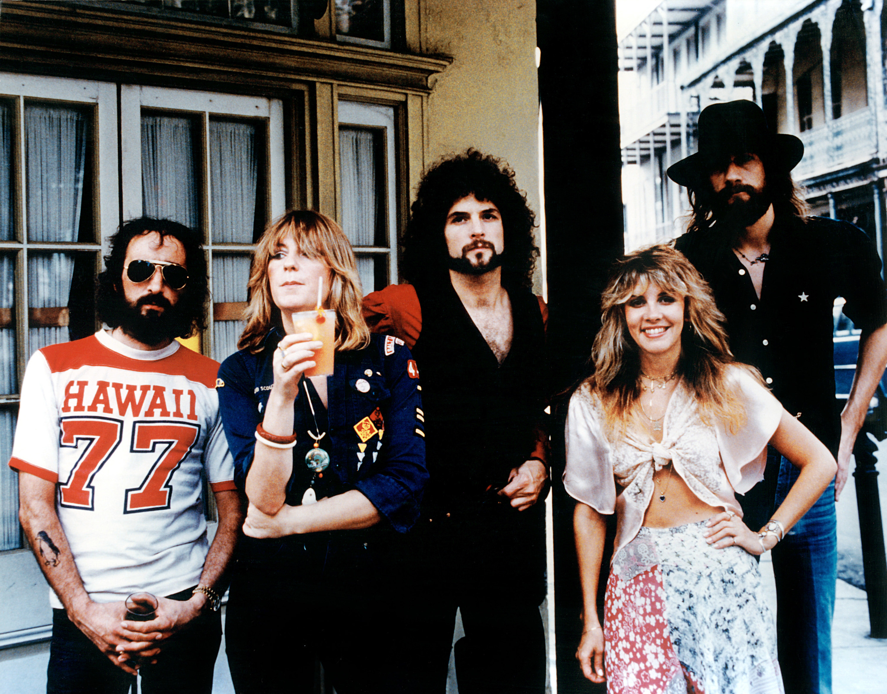 John McVie, Christine McVie, Lindsey Buckingham, Stevie Nicks, Mick Fleetwood pose in a photo