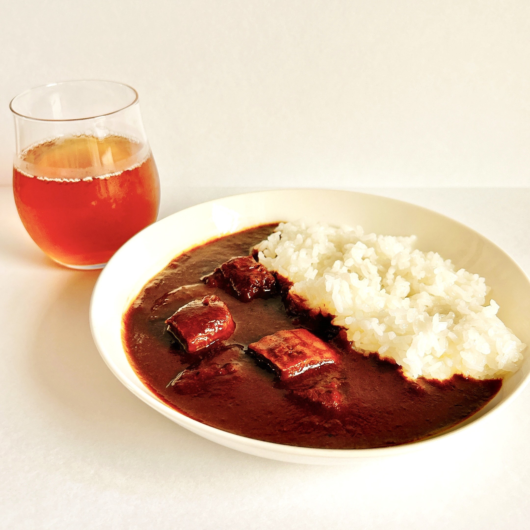 セブン‐イレブンのオススメのチルド惣菜「7プレミアムゴールド 金のビーフカレー」