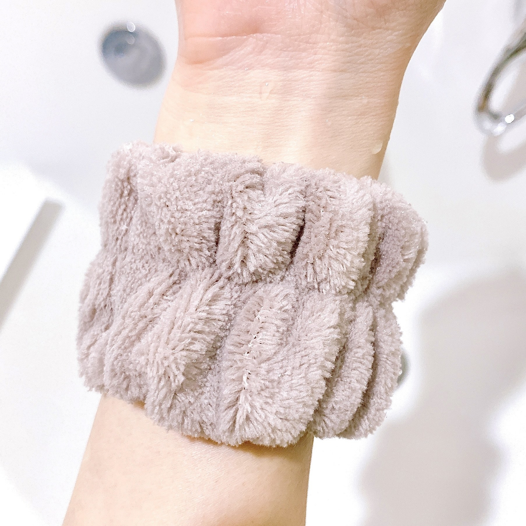 3COINSのおすすめの便利アイテム「吸水アームバンド」