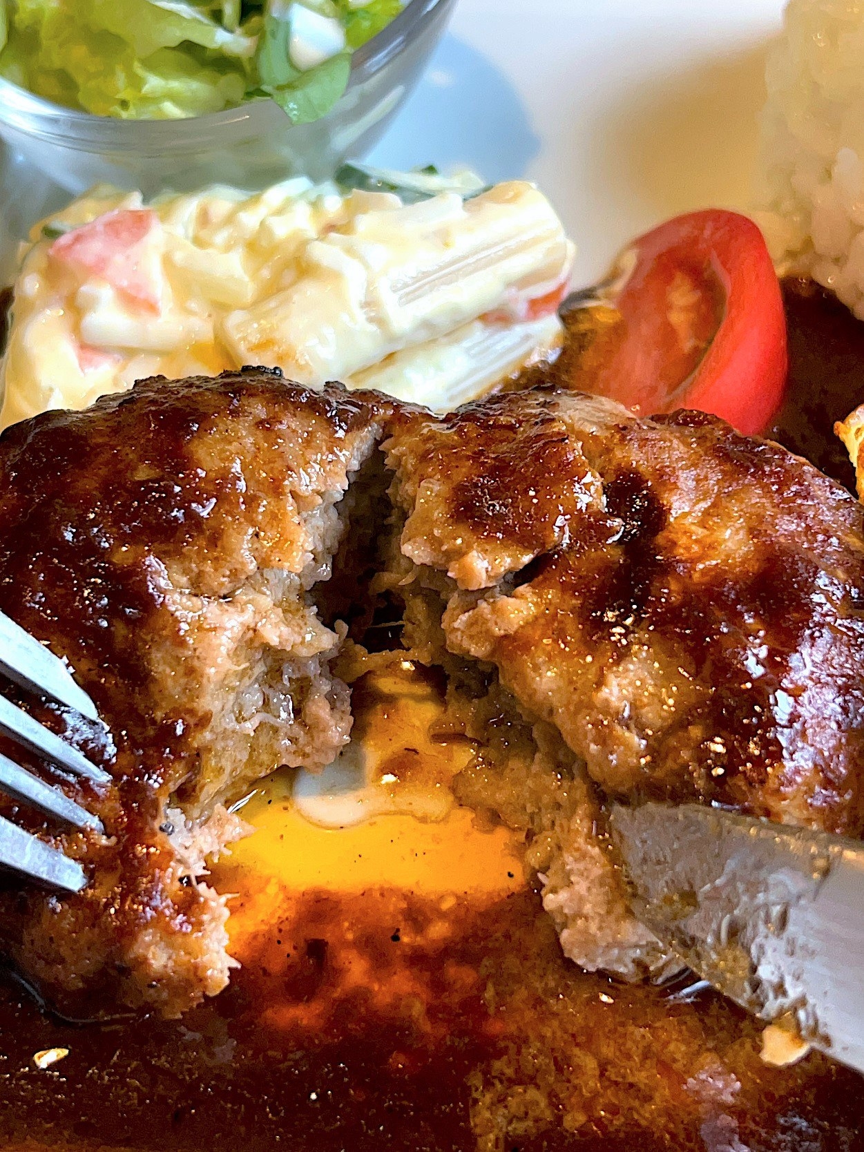 星乃珈琲店のオススメのメニュー「ハンバーグプレート」