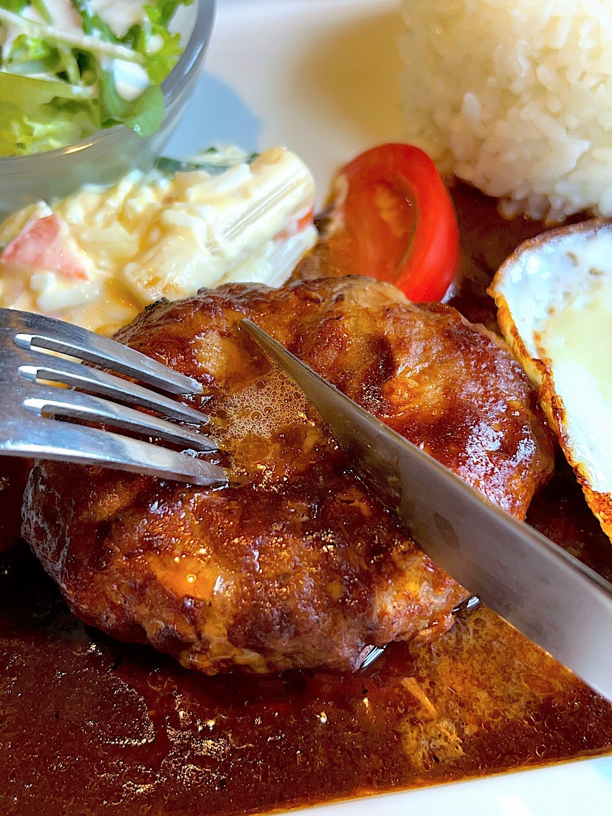 星乃珈琲店のオススメのメニュー「ハンバーグプレート」