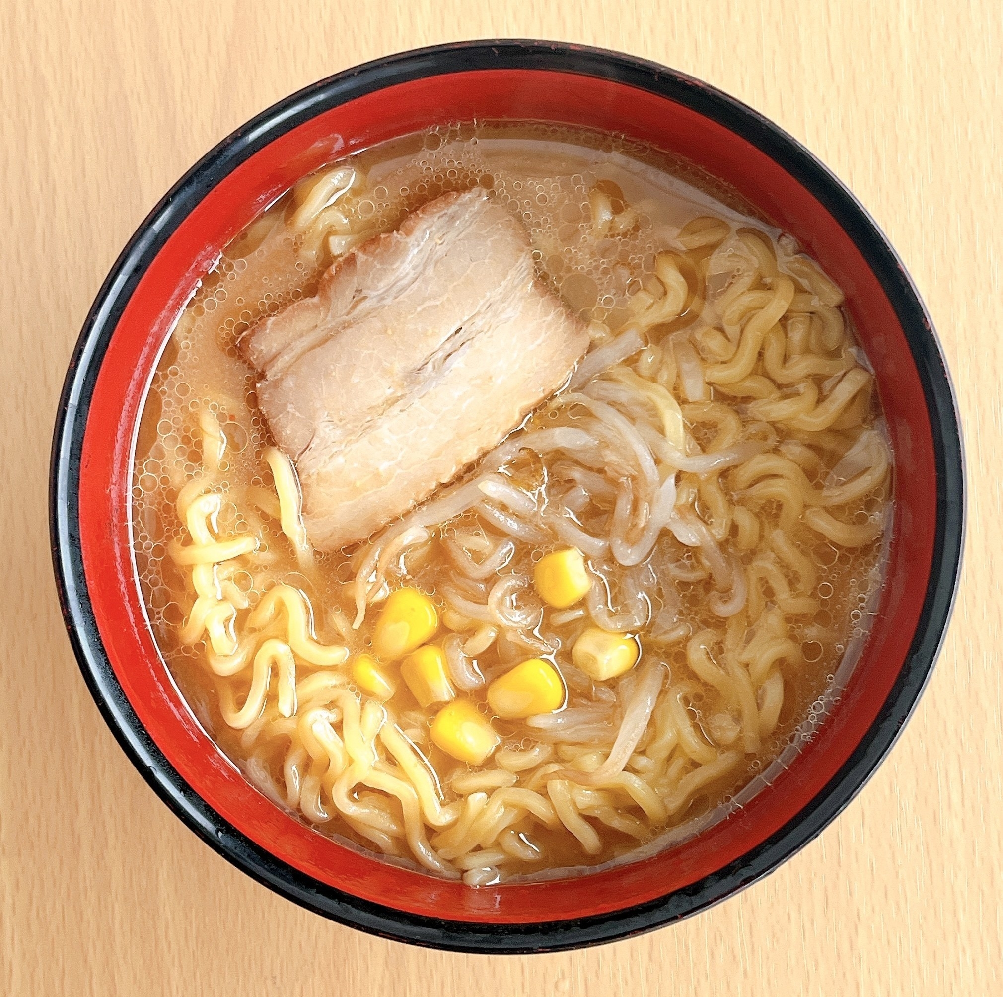 FamilyMart（ファミリーマート）のオススメの冷凍食品「コク深い味わいの濃厚具付き味噌ラーメン」