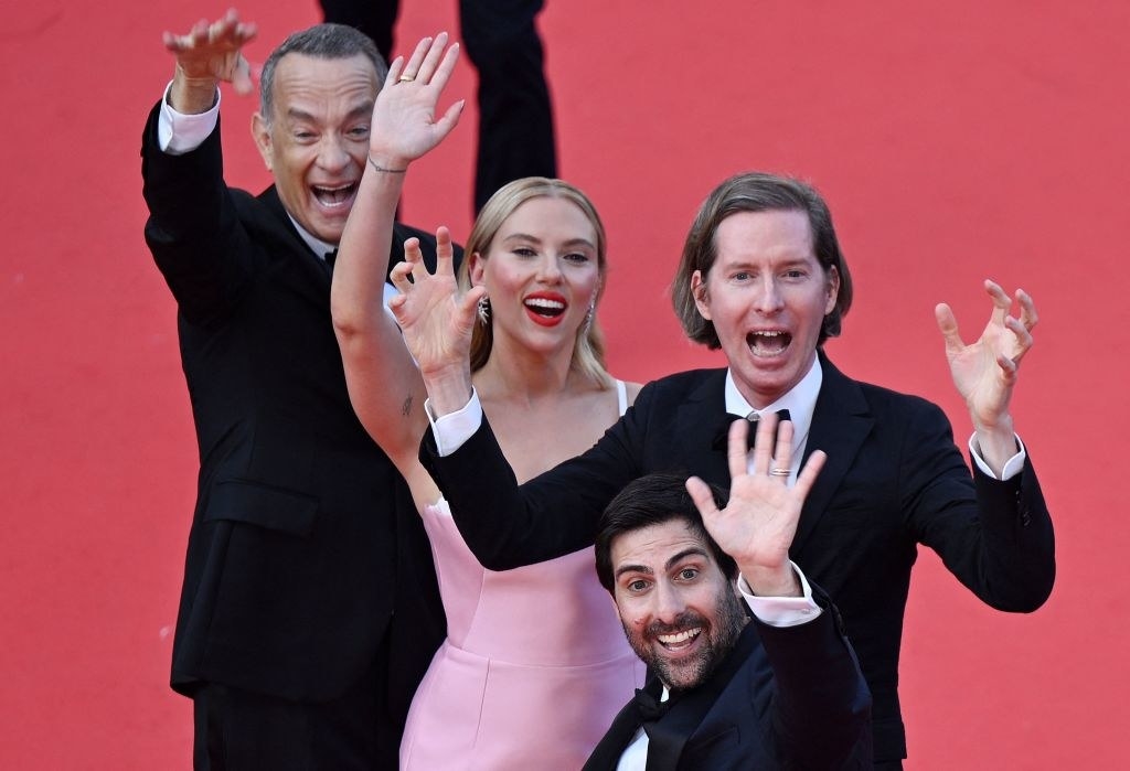 Tom Hanks, Scarlett Johansson, Wes Anderson, and Jason Schwartzman waving on the red carpet
