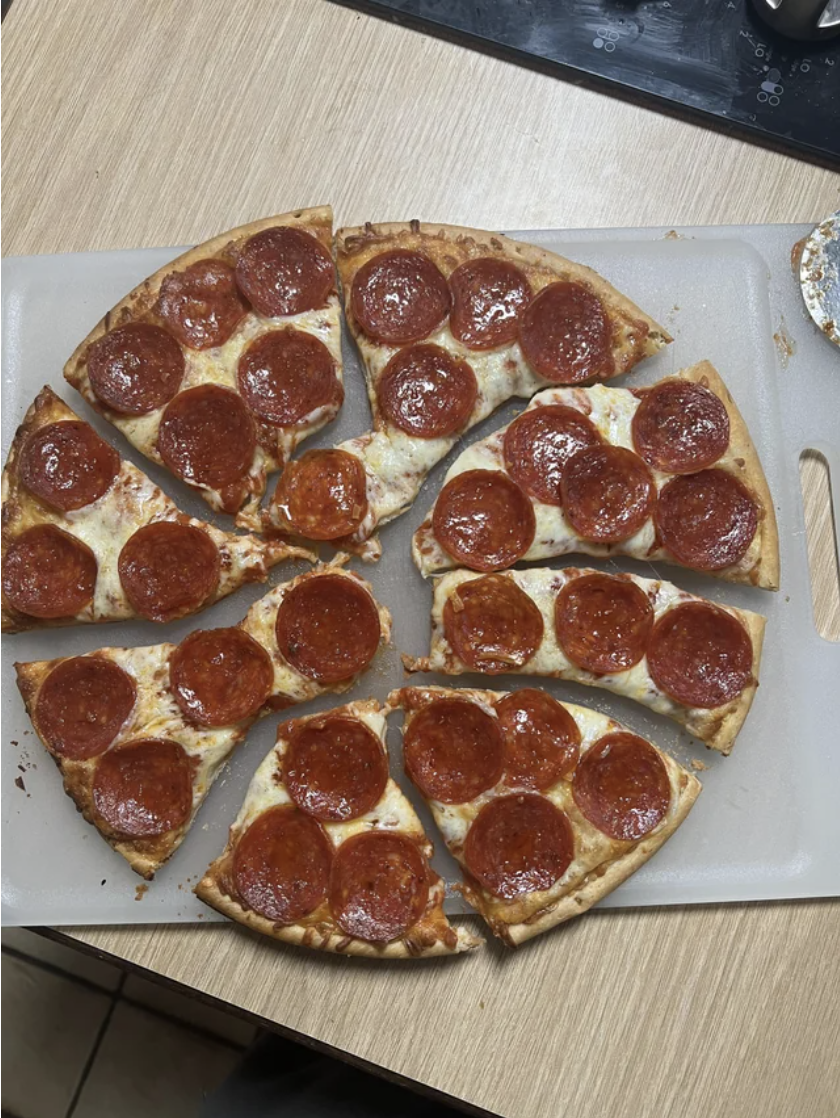 Pepperoni pizza pit cut so as not to cut any pepperoni