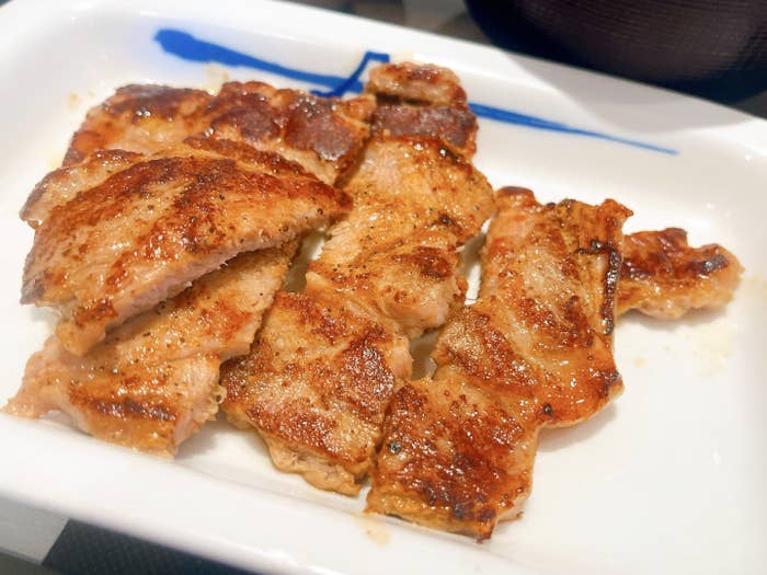松屋のオススメの定食メニュー「肉厚豚焼肉定食（小鉢付き）」