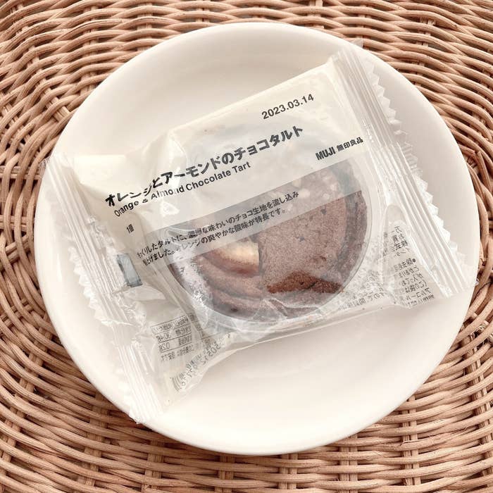 無印良品のおすすめのフード「オレンジとアーモンドのチョコタルト」