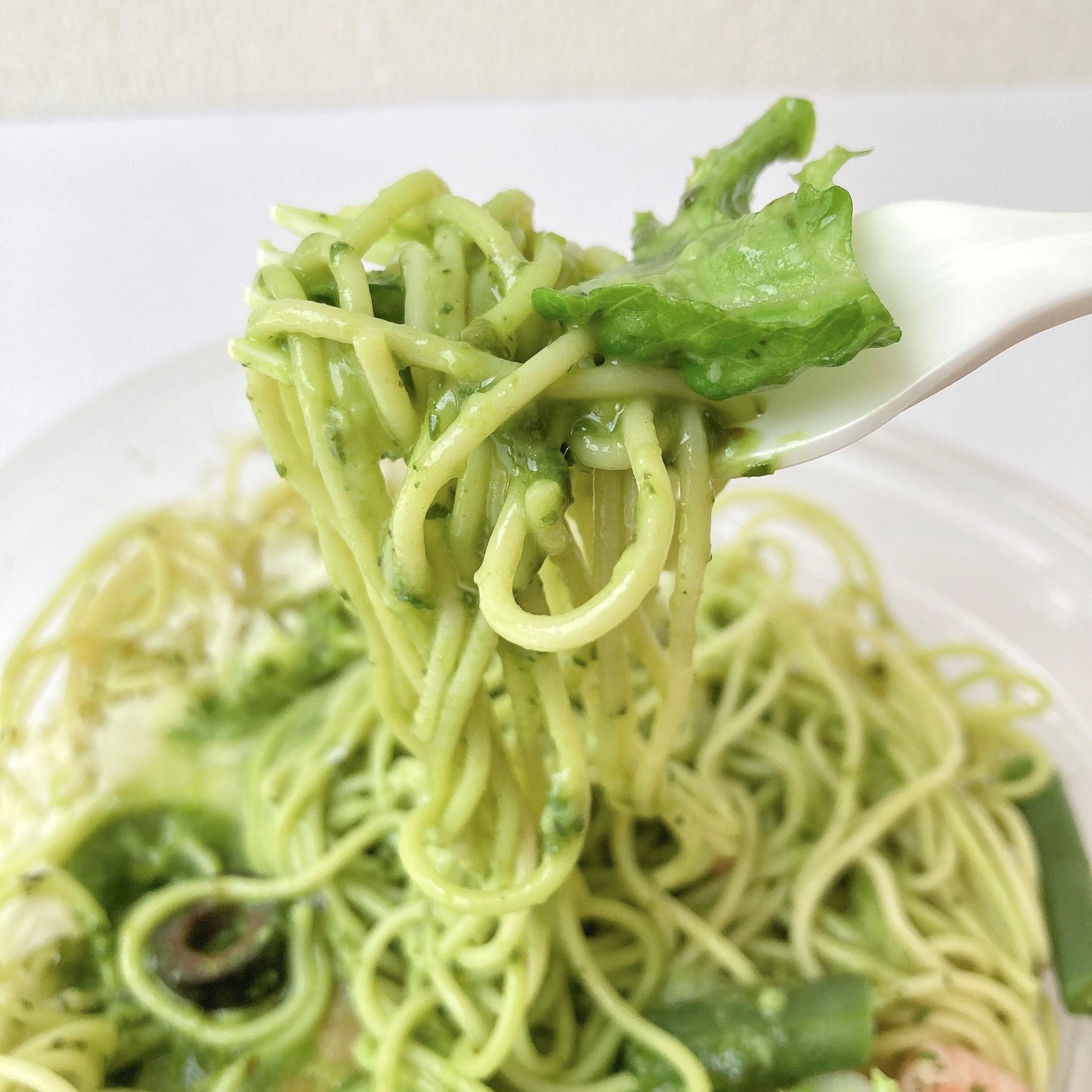 セブン-イレブンのオススメのパスタ「海老の冷製バジルソースパスタ」