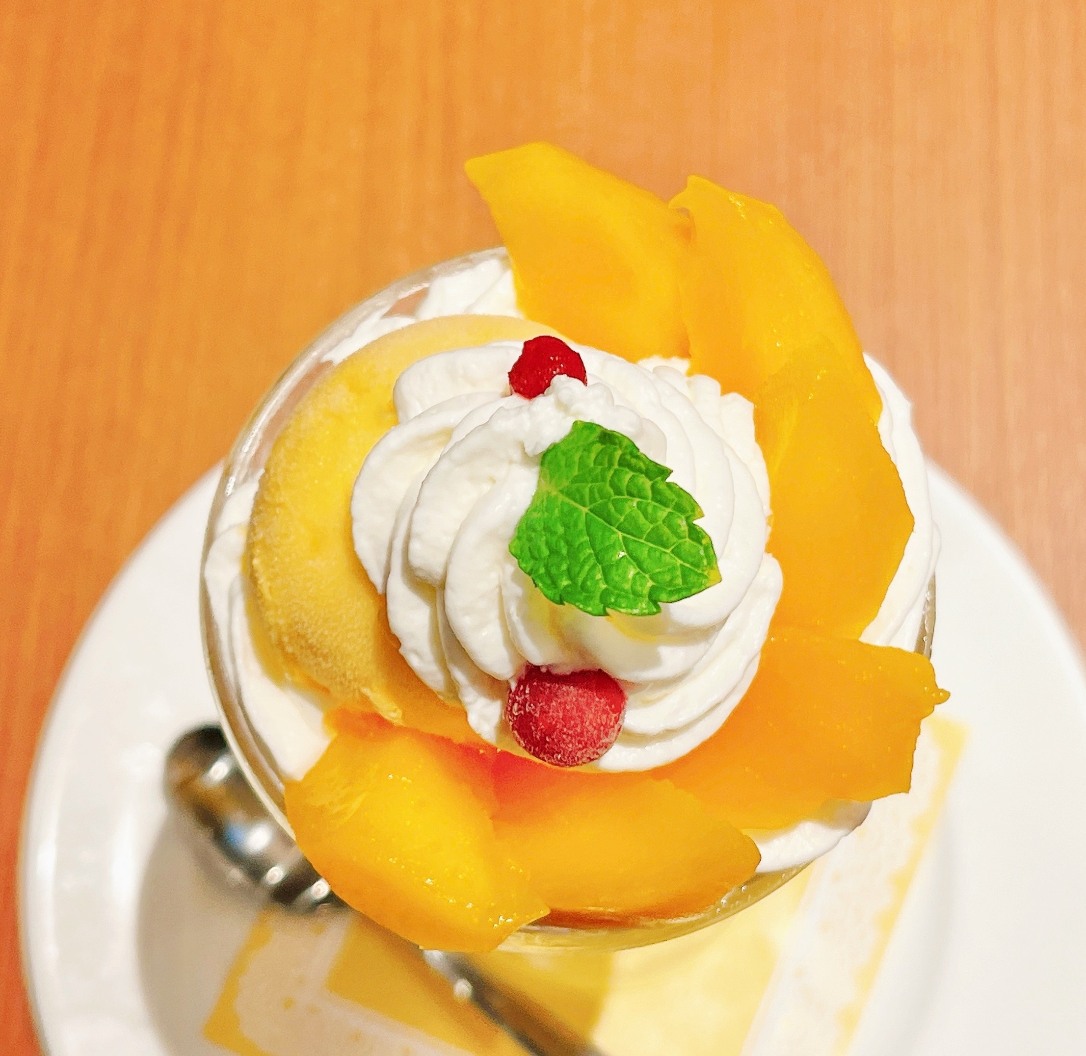Royal Host（ロイヤルホスト）のおすすめスイーツメニュー「Royal Host's マンゴーパフェ」