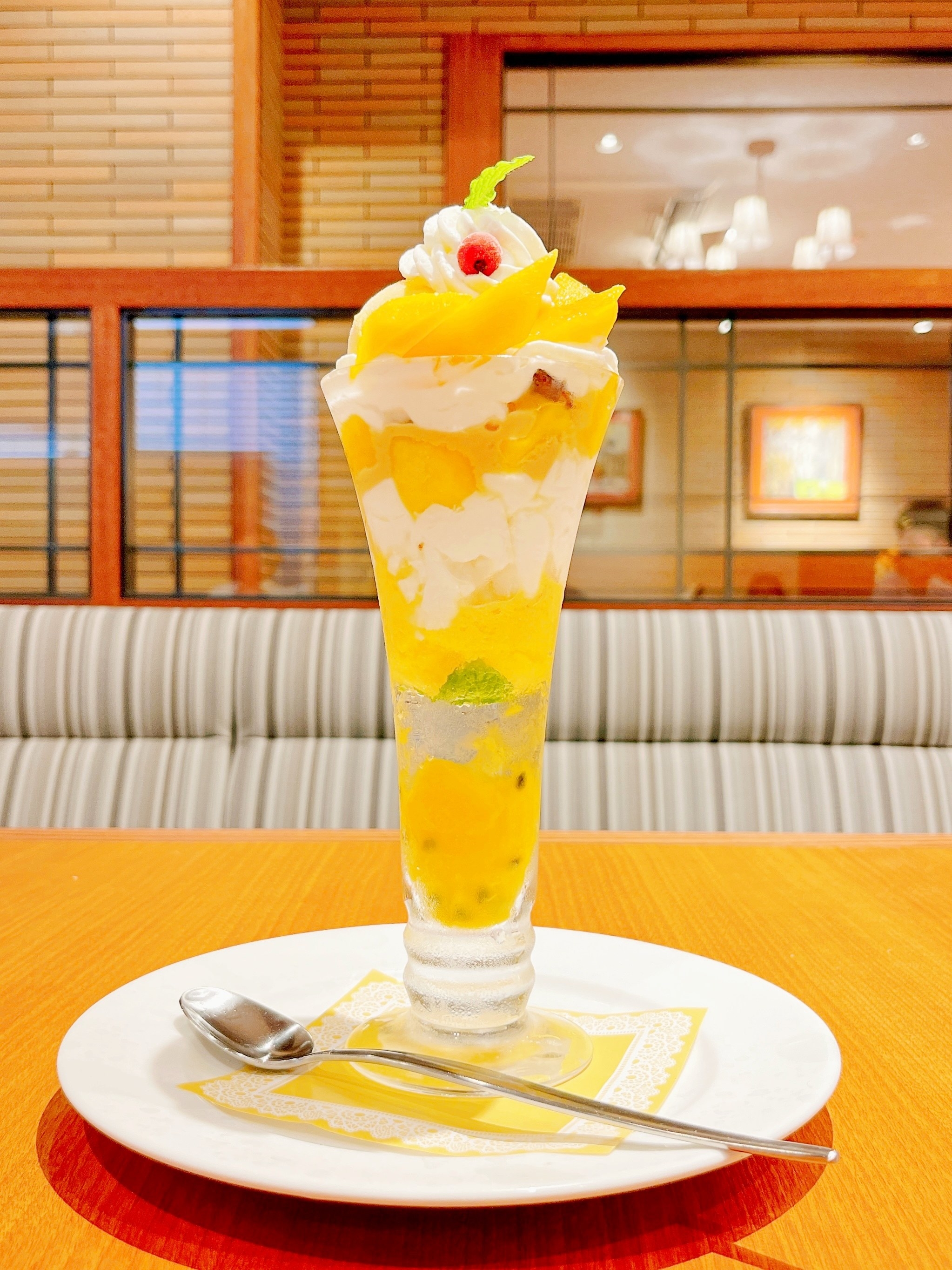 Royal Host（ロイヤルホスト）のおすすめスイーツメニュー「Royal Host's マンゴーパフェ」