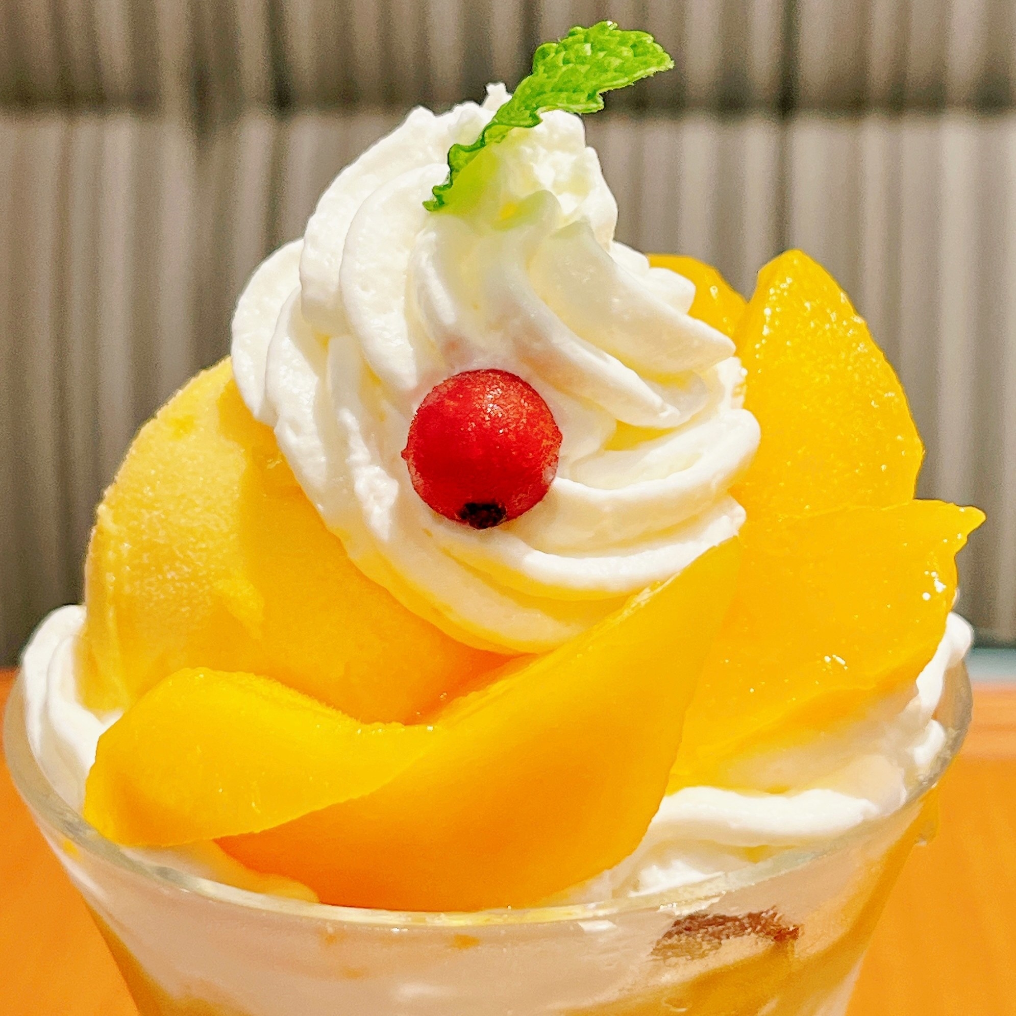 Royal Host（ロイヤルホスト）のおすすめスイーツメニュー「Royal Host's マンゴーパフェ」