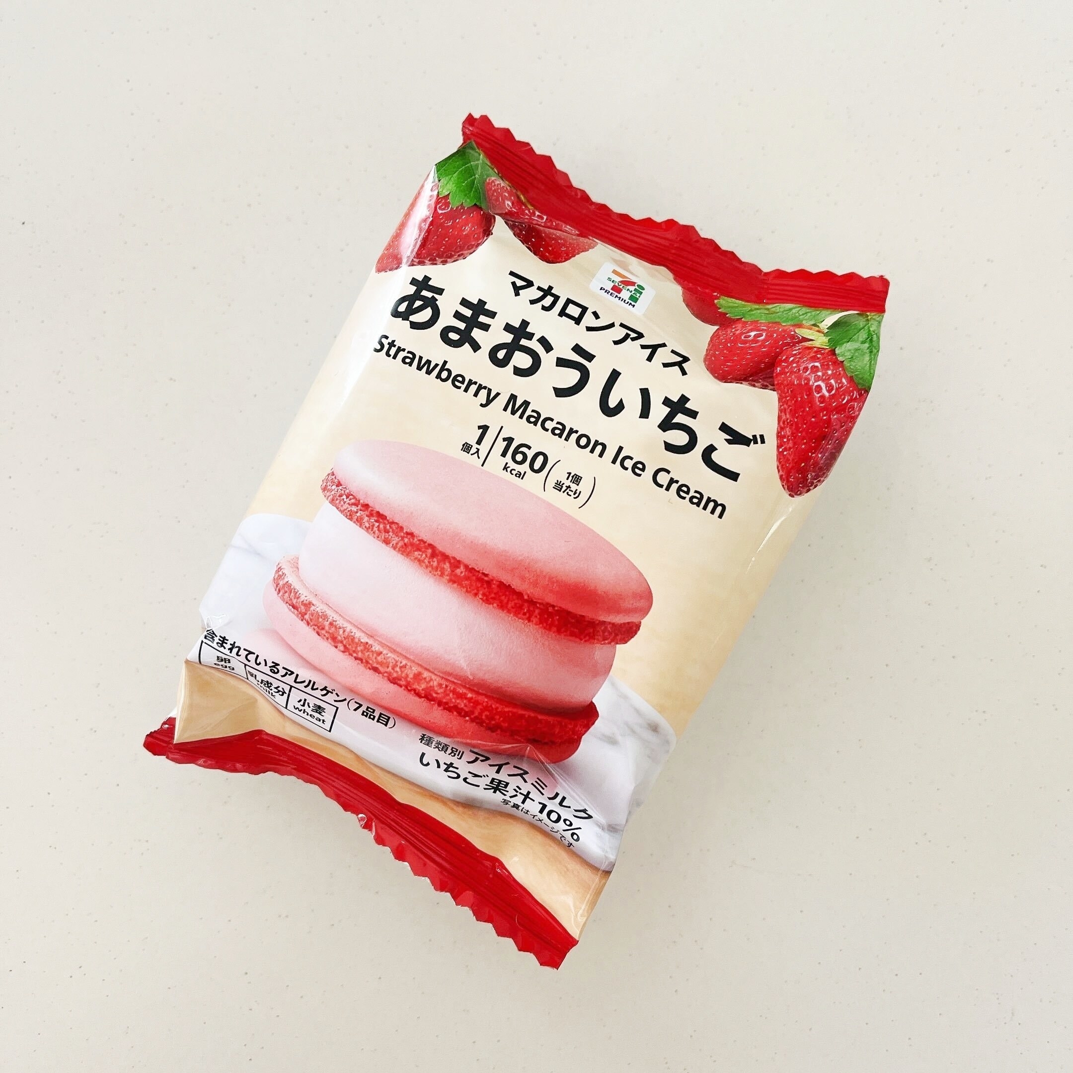 セブンイレブンのおすすめスイーツ「7プレミアム マカロンアイス あまおういちご」