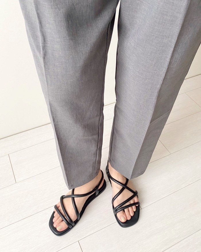 無印良品のおすすめファッションアイテム「風を通すテーパードパンツ」