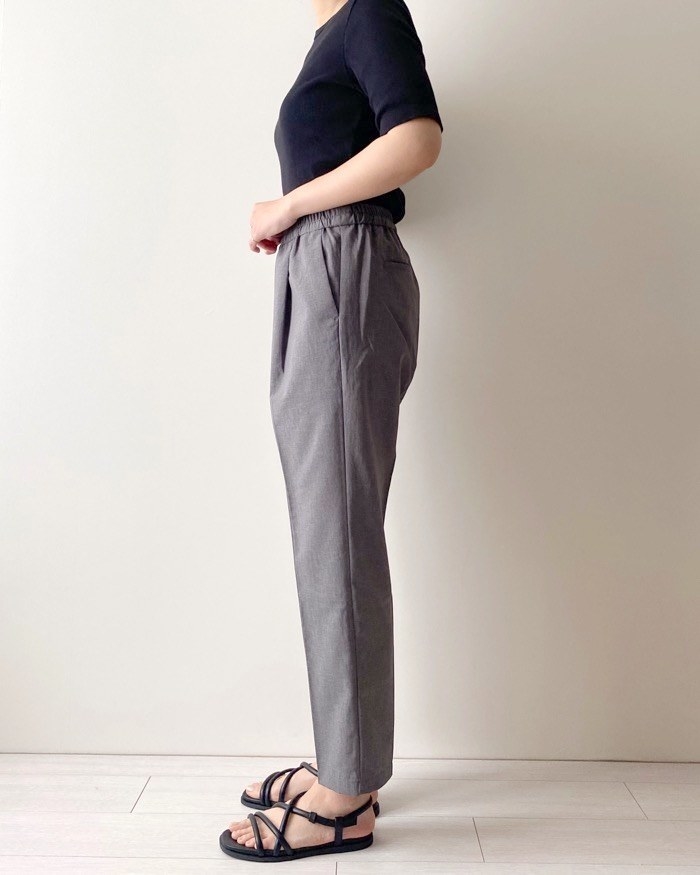 無印良品のおすすめファッションアイテム「風を通すテーパードパンツ」