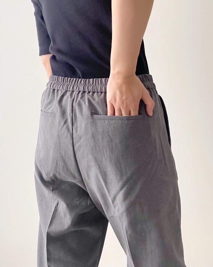 無印良品のおすすめファッションアイテム「風を通すテーパードパンツ」