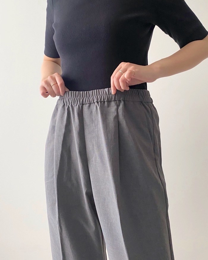 無印良品のおすすめファッションアイテム「風を通すテーパードパンツ」