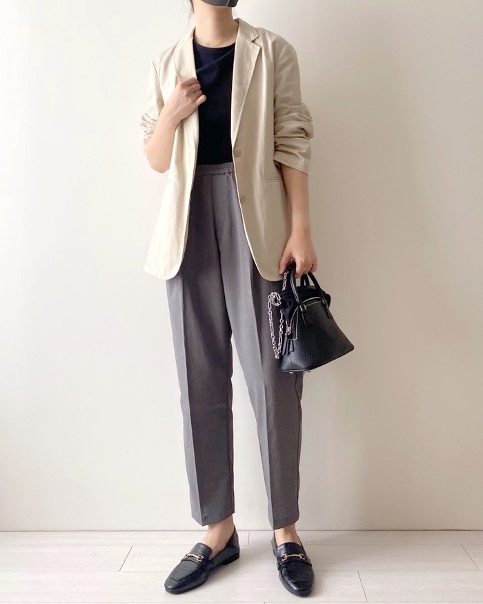 無印良品のおすすめファッションアイテム「風を通すテーパードパンツ」