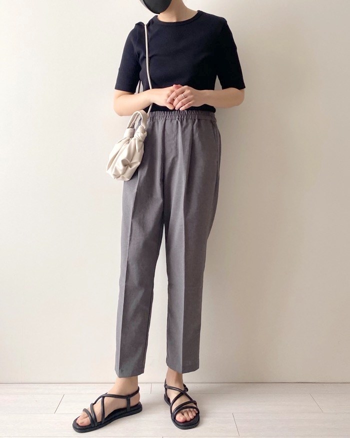 無印良品のおすすめファッションアイテム「風を通すテーパードパンツ」
