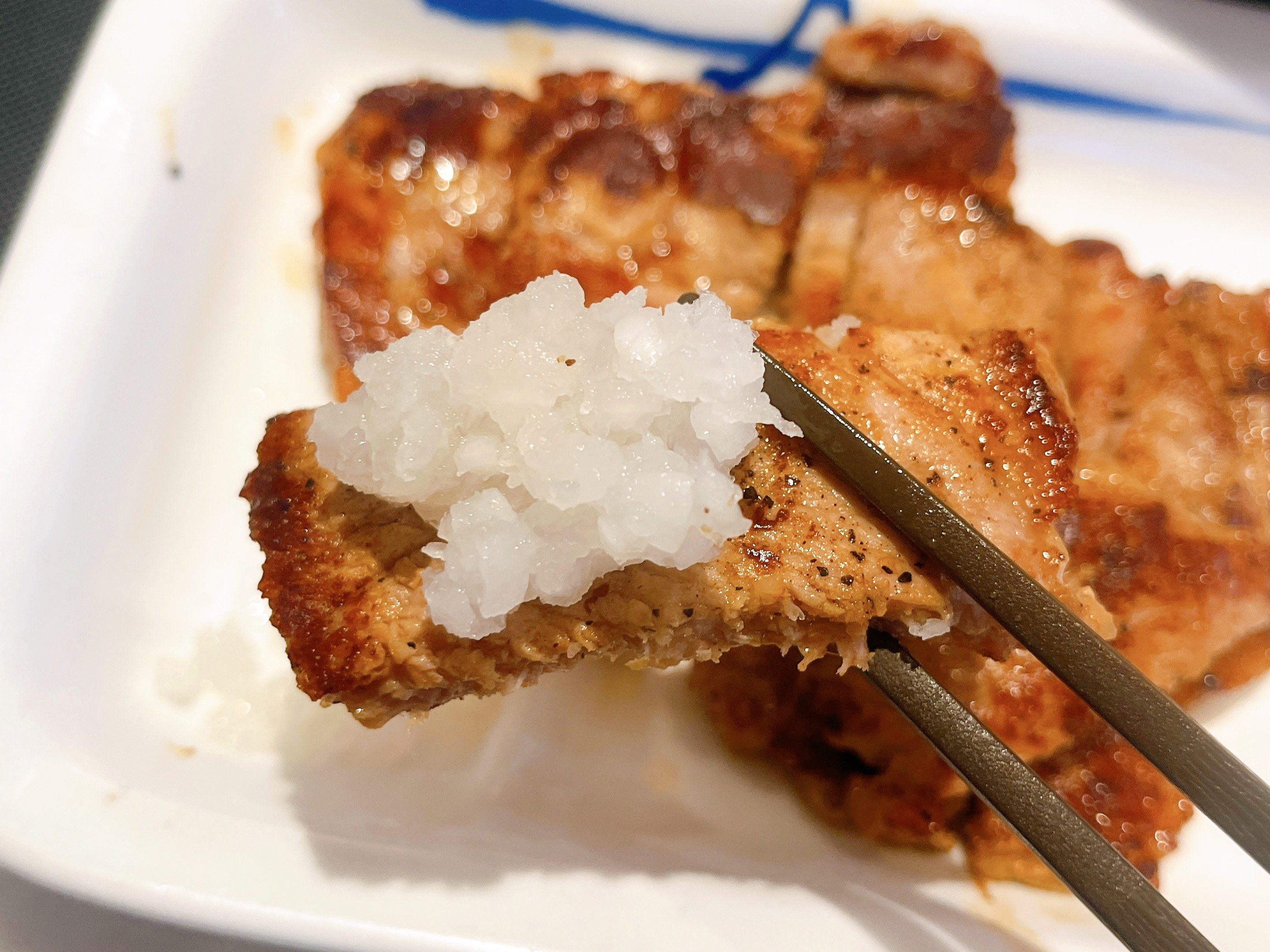 松屋のオススメの定食メニュー「肉厚豚焼肉定食（小鉢付き）」