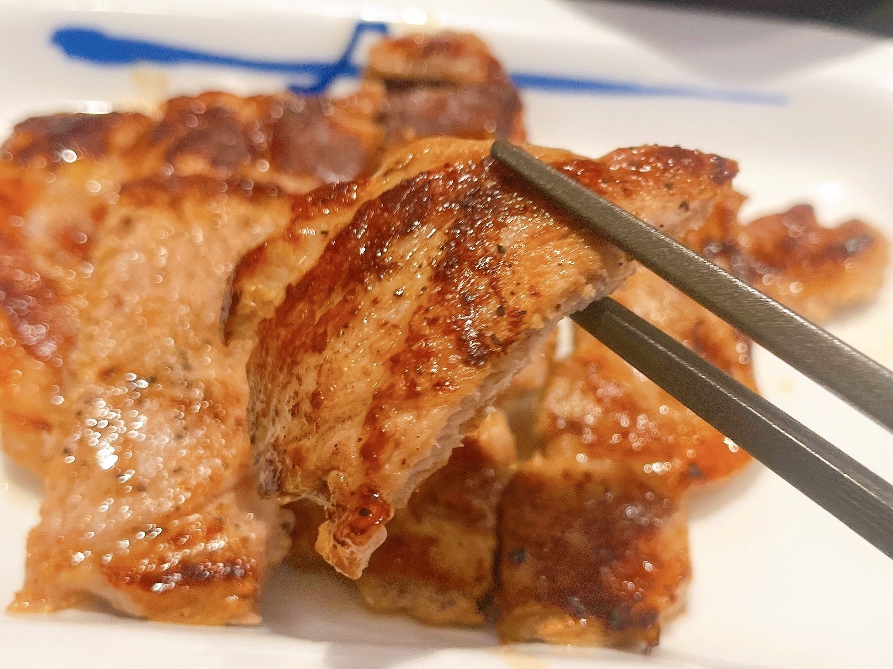 松屋のオススメの定食メニュー「肉厚豚焼肉定食（小鉢付き）」