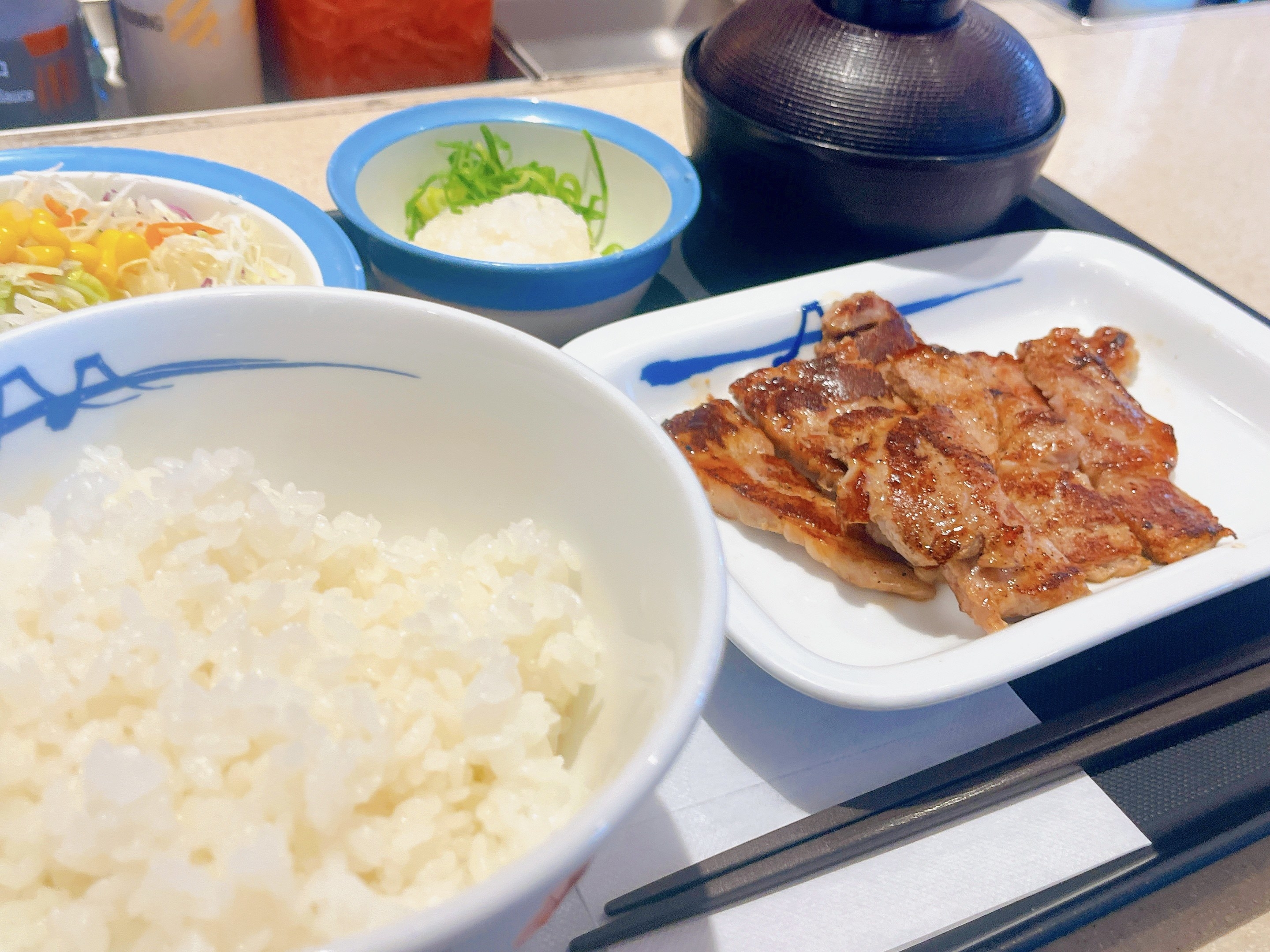 松屋のオススメの定食メニュー「肉厚豚焼肉定食（小鉢付き）」