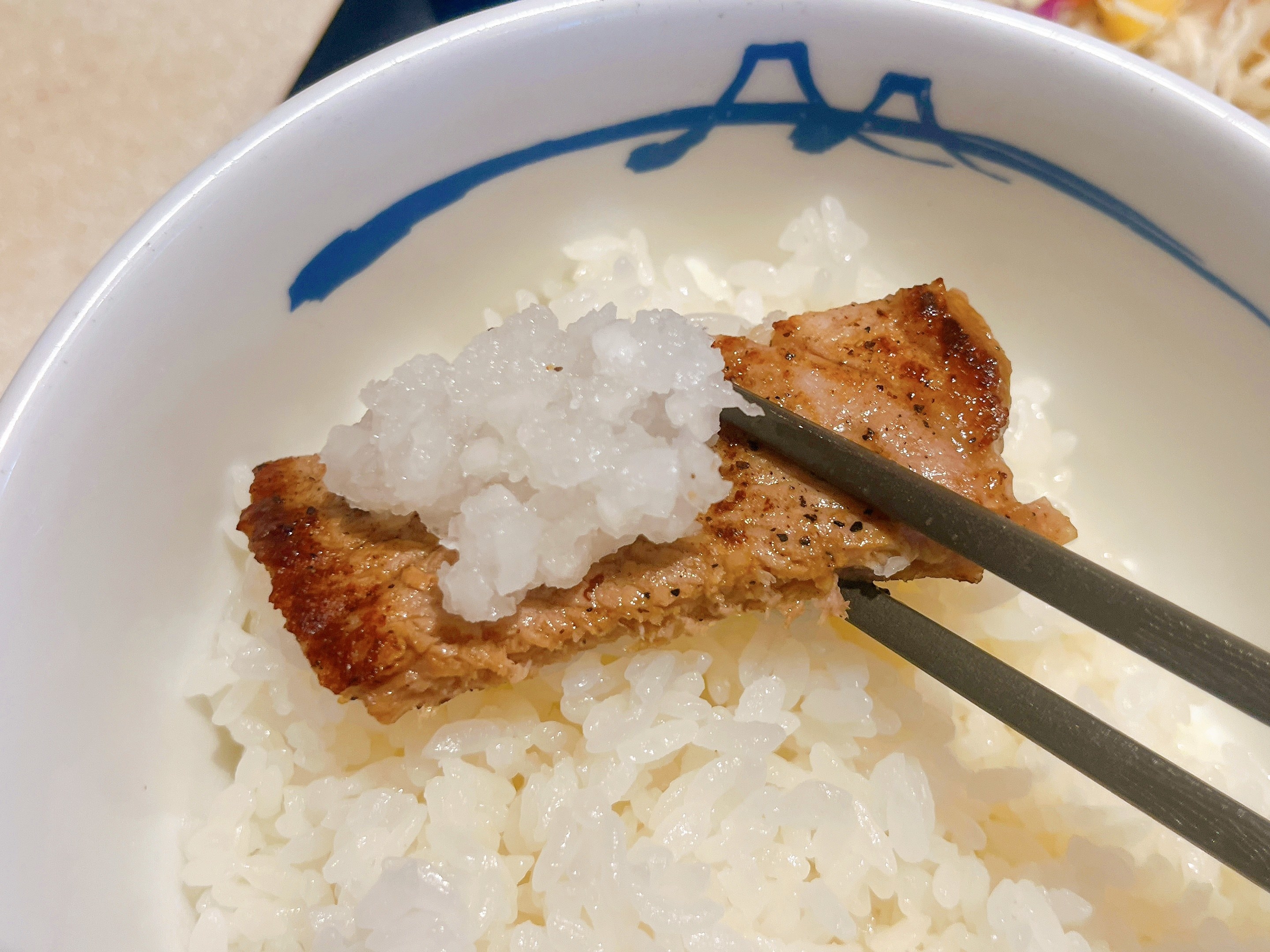 松屋のオススメの定食メニュー「肉厚豚焼肉定食（小鉢付き）」