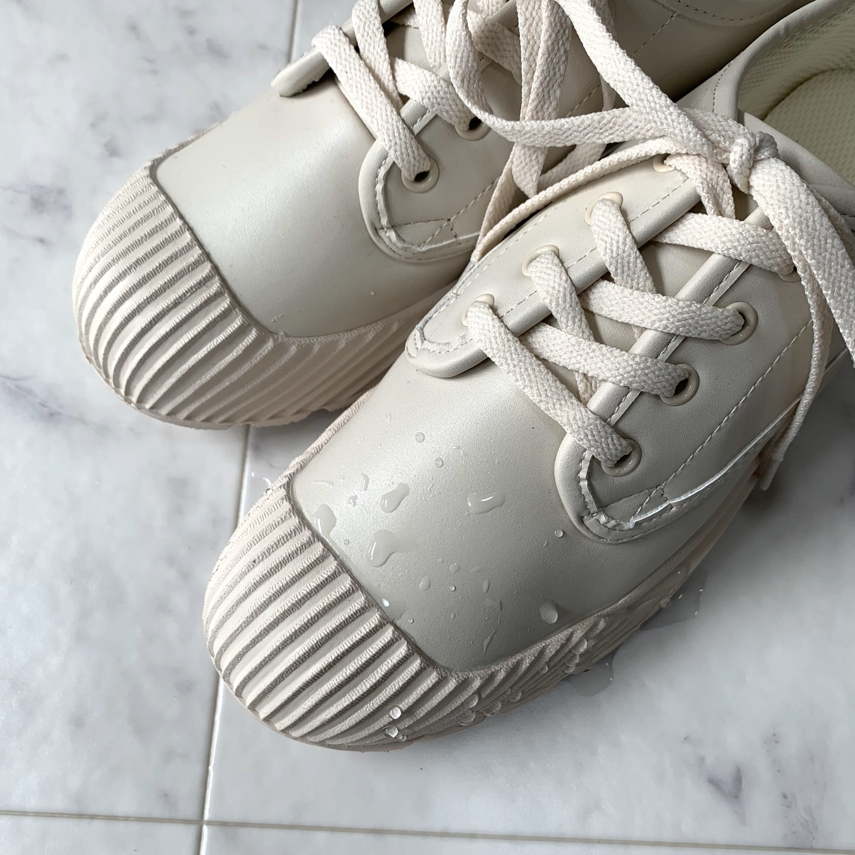 GU(ジーユー)のおすすめアイテム「レインスニーカー」