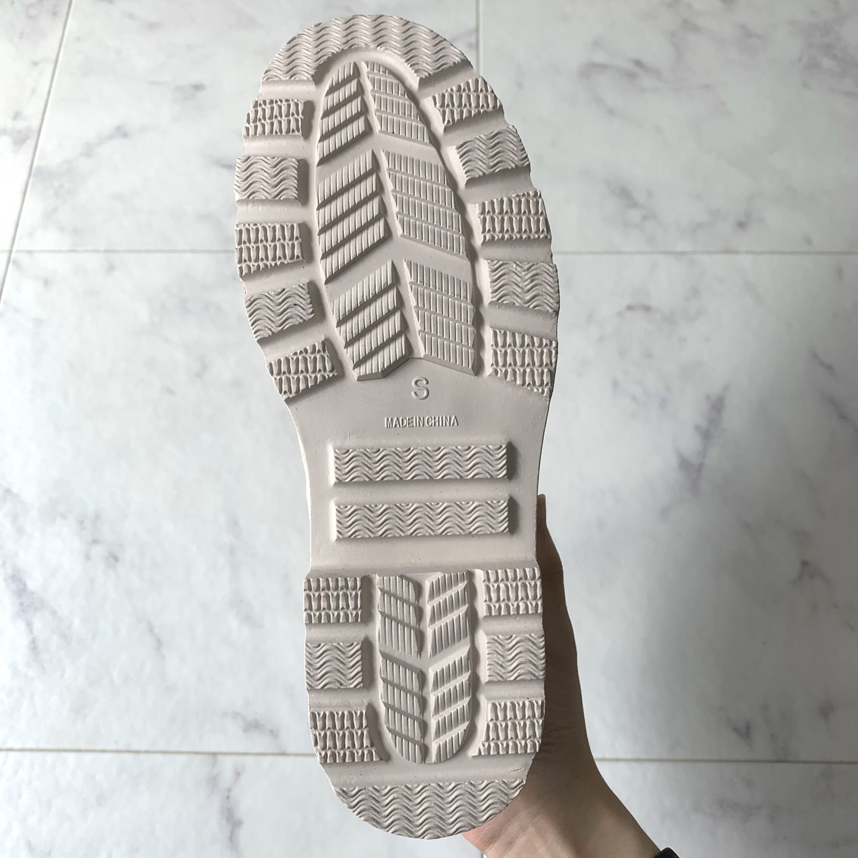 GU(ジーユー)のおすすめアイテム「レインスニーカー」