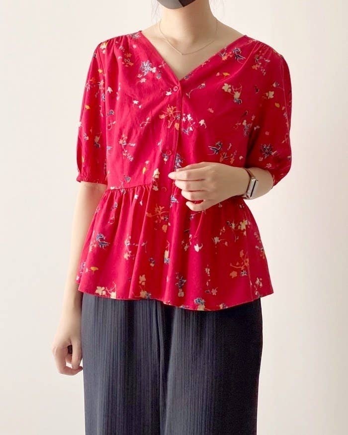 UNILQO（ユニクロ）のおすすめトップス「レーヨンローンVネックプリントブラウス（半袖）」