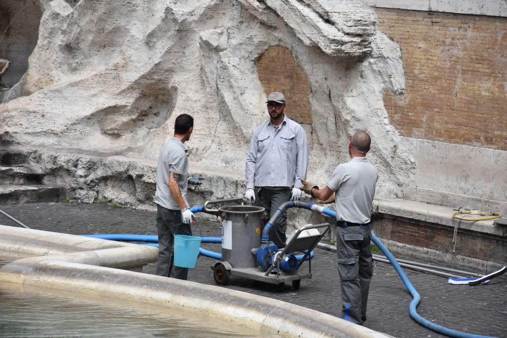 トレビの泉の水を入れ替える清掃員。5月21日撮影。