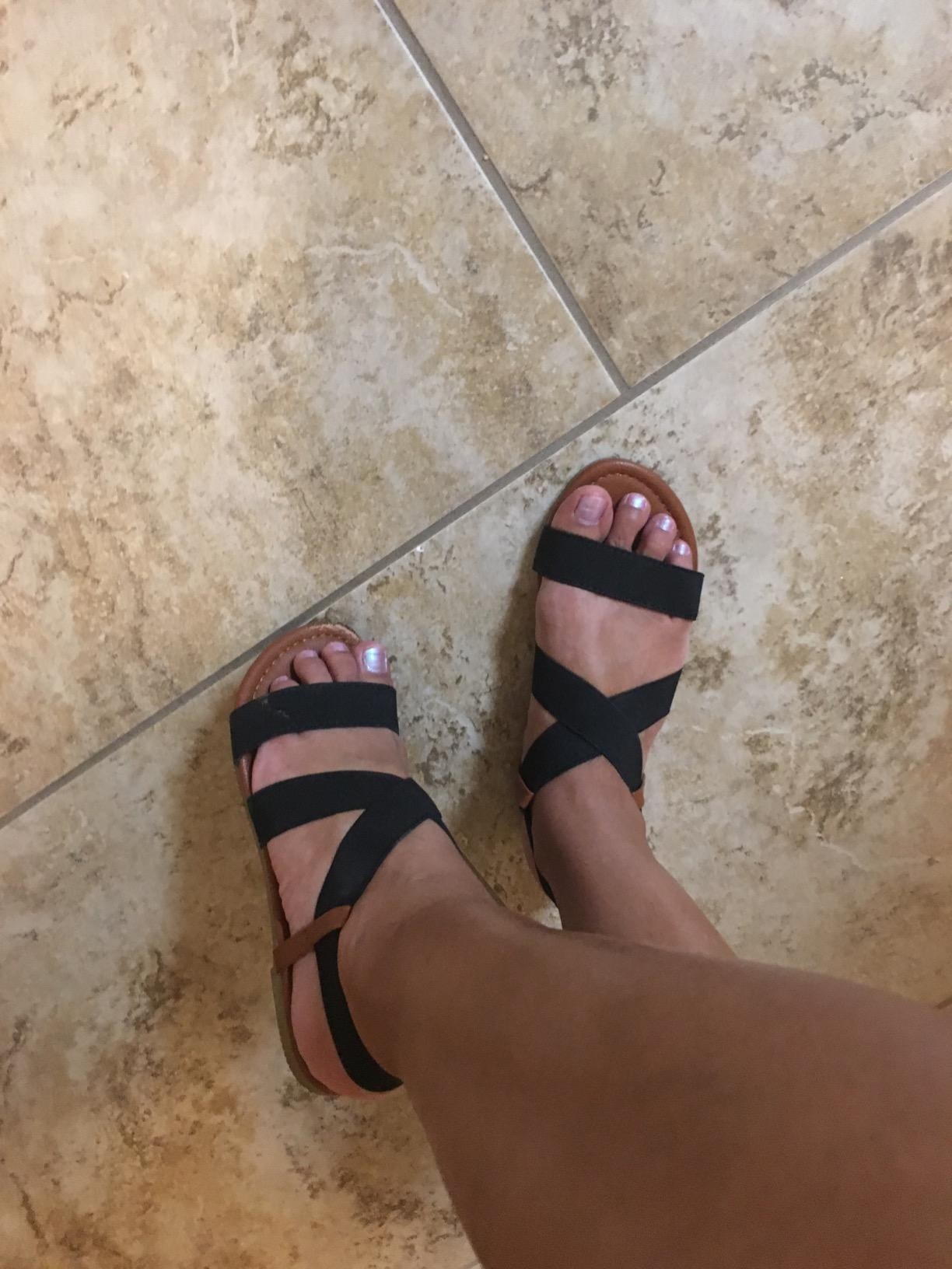 reviewer photo of black strappy elastic sandals