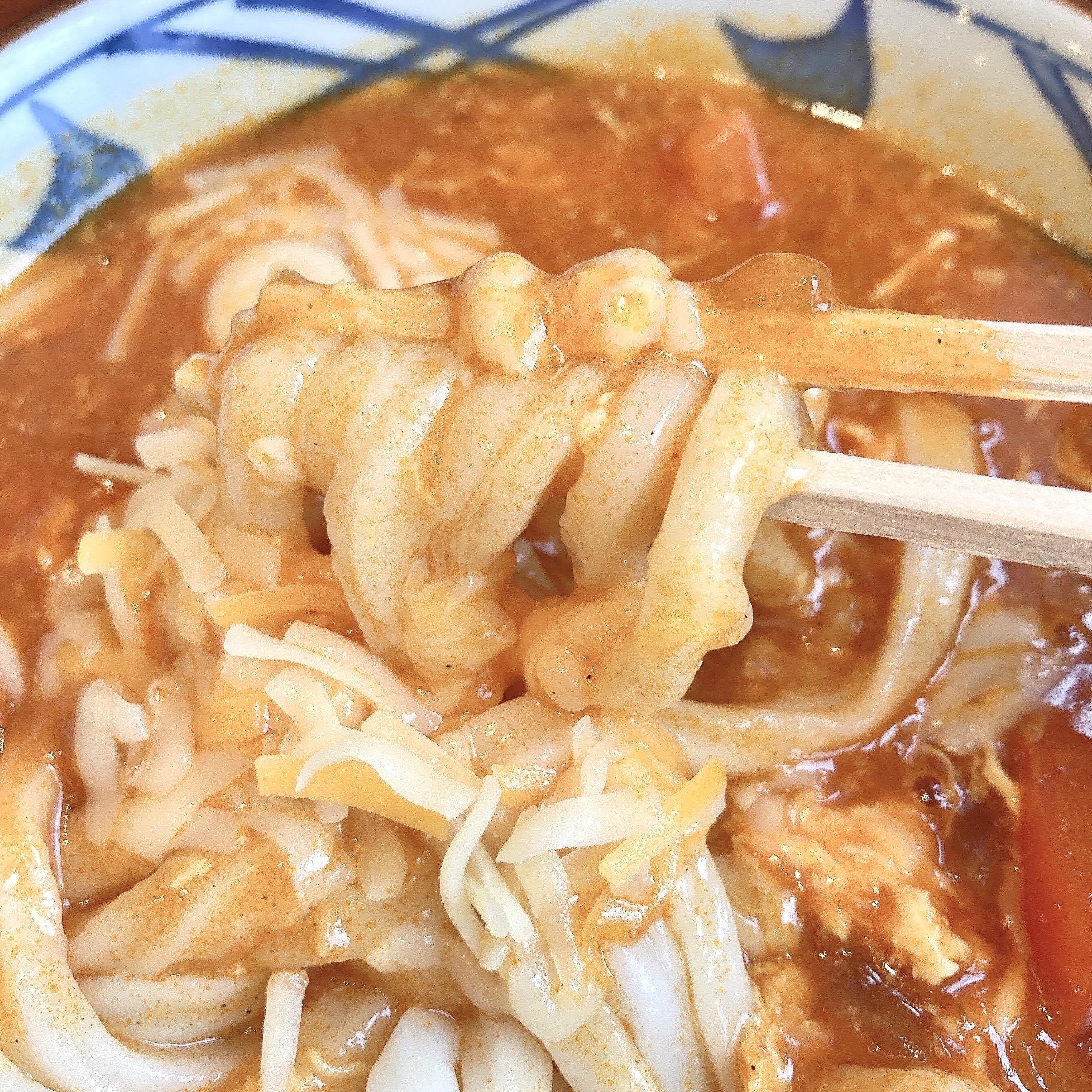 丸亀製麵のオススメの期間限定メニュー「とろける4種のチーズトマたまカレーうどん」