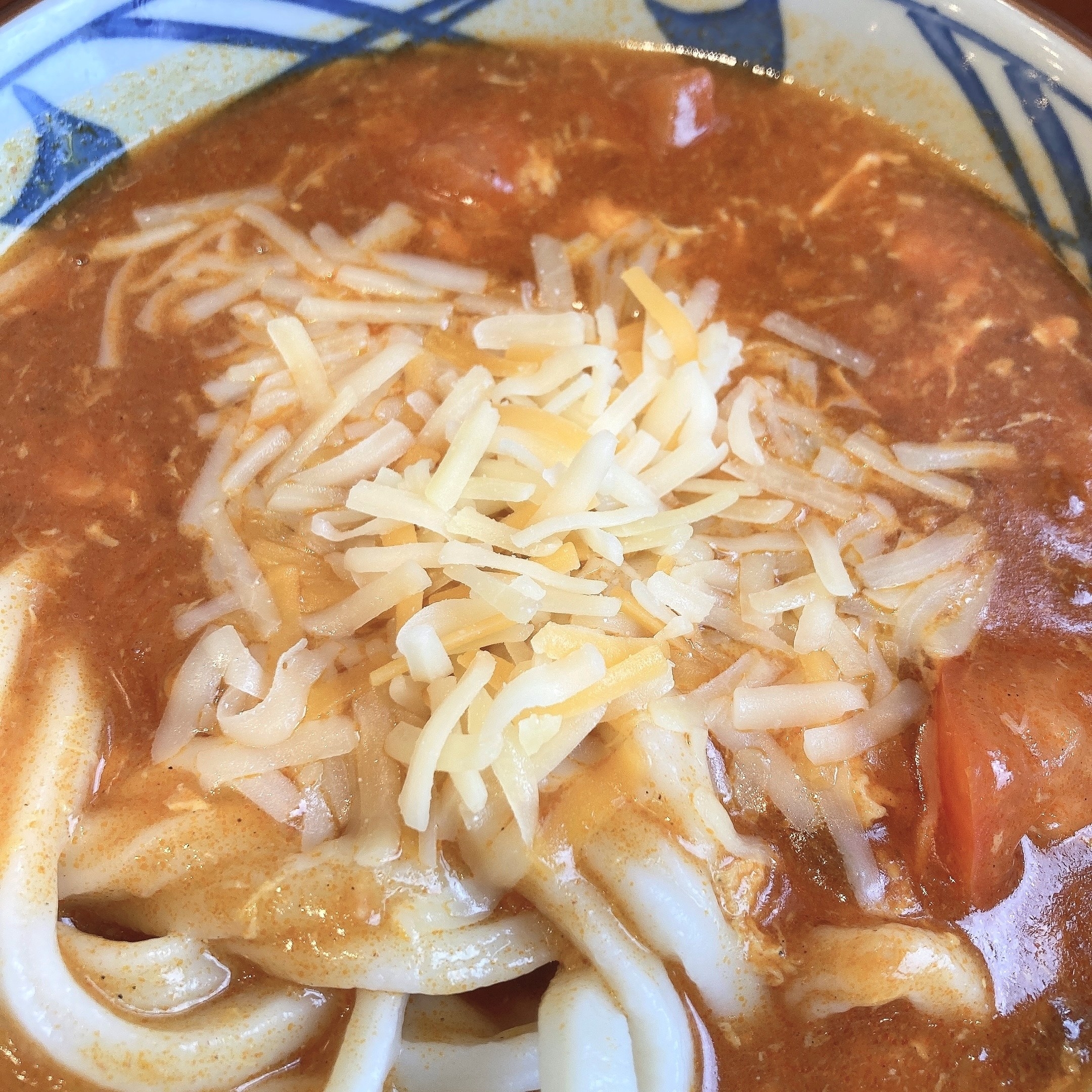 丸亀製麵のオススメの期間限定メニュー「とろける4種のチーズトマたまカレーうどん」