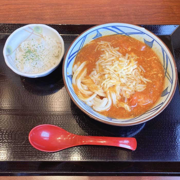 丸亀製麵のオススメの期間限定メニュー「とろける4種のチーズトマたまカレーうどん」