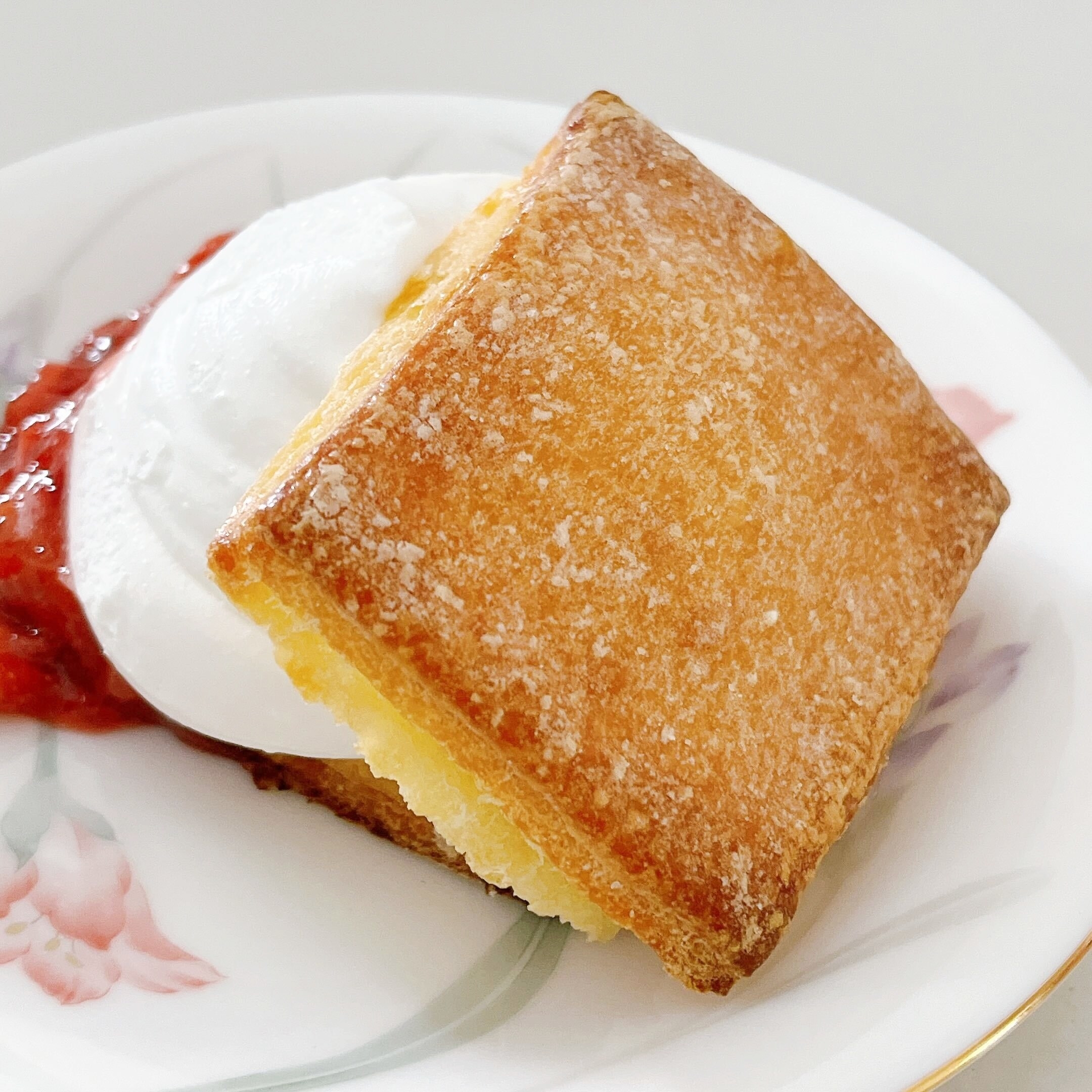 LAWSON(ローソン)のオススメのスイーツ「スコーンサンド(チーズクリーム&いちごソース)」