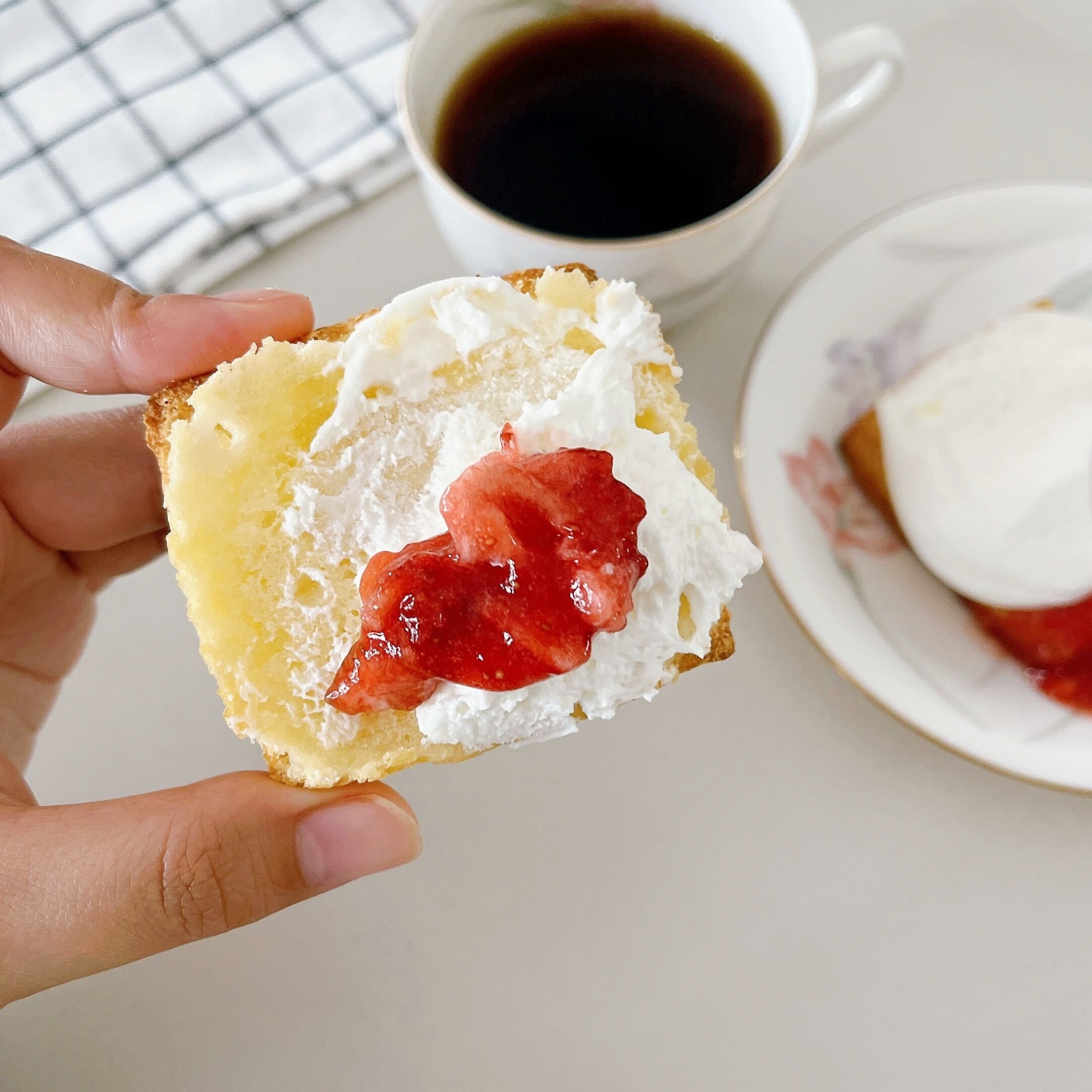 LAWSON(ローソン)のオススメのスイーツ「スコーンサンド(チーズクリーム&いちごソース)」