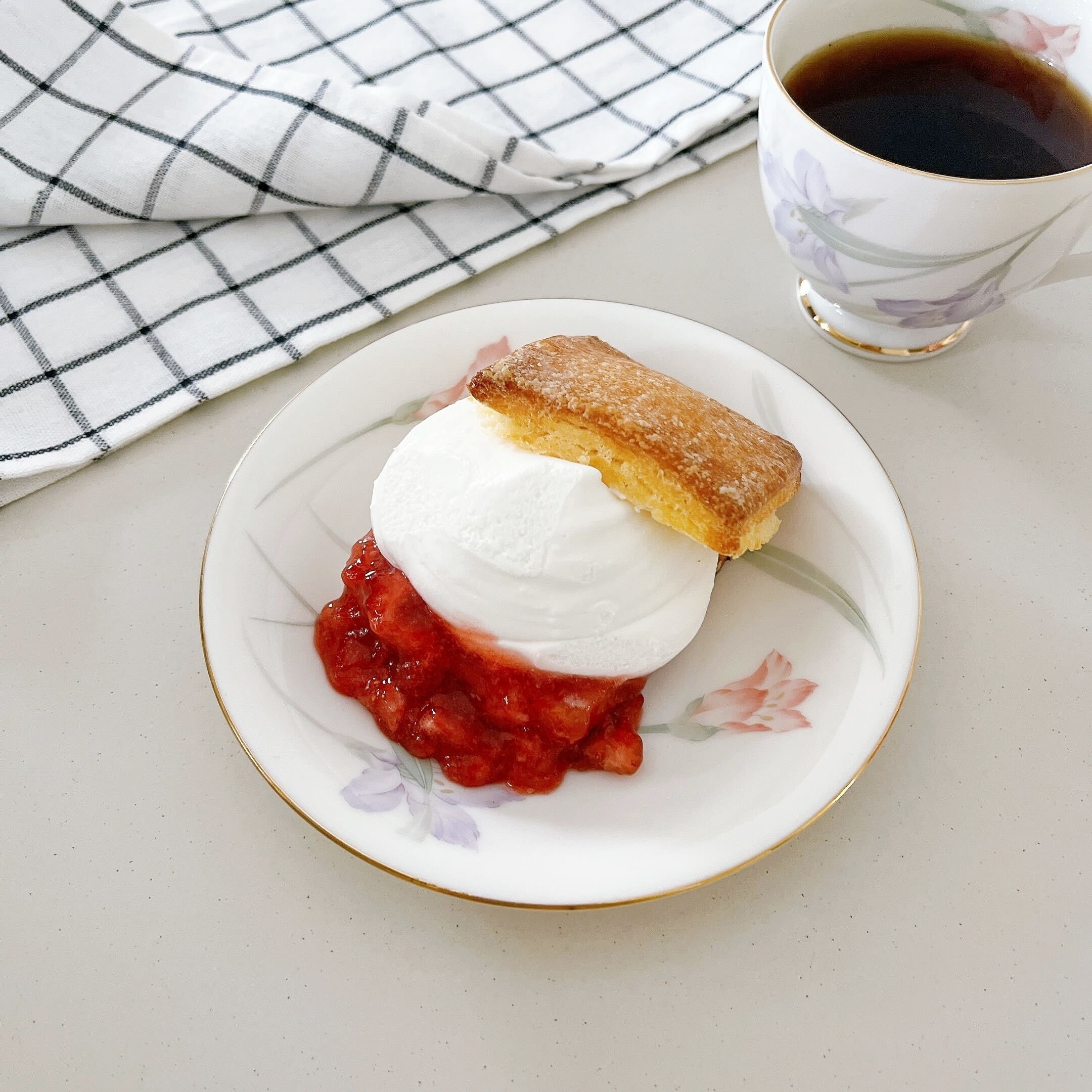 LAWSON(ローソン)のオススメのスイーツ「スコーンサンド(チーズクリーム&いちごソース)」