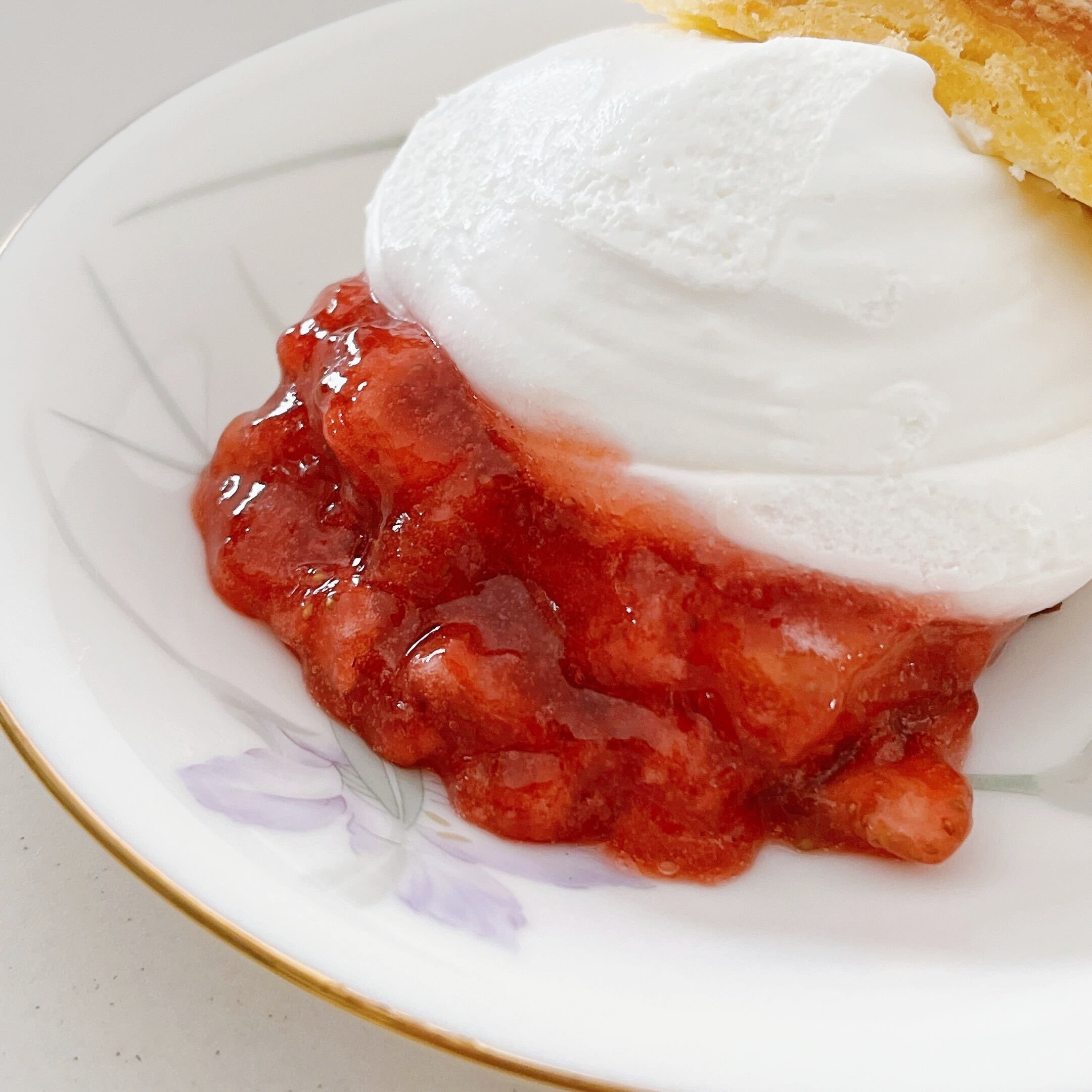 LAWSON(ローソン)のオススメのスイーツ「スコーンサンド(チーズクリーム&いちごソース)」