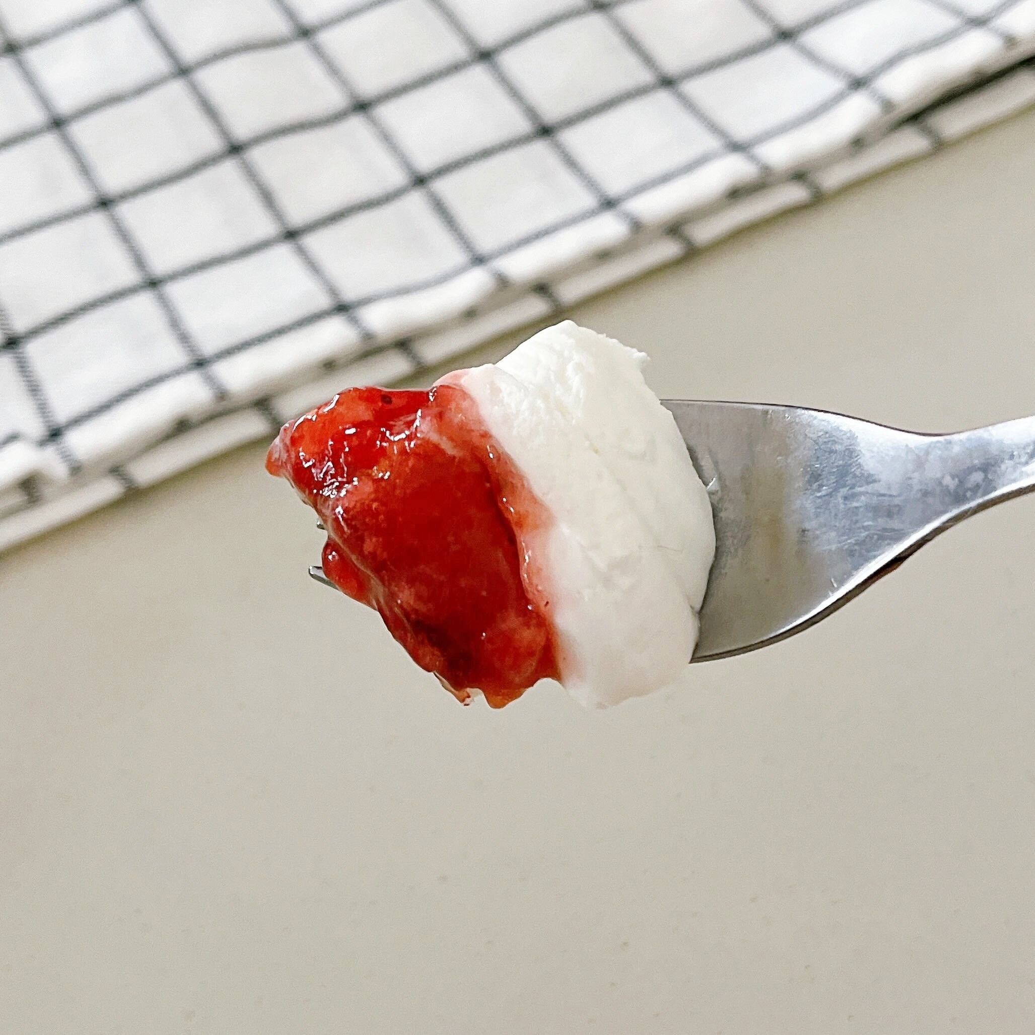 LAWSON(ローソン)のオススメのスイーツ「スコーンサンド(チーズクリーム&いちごソース)」