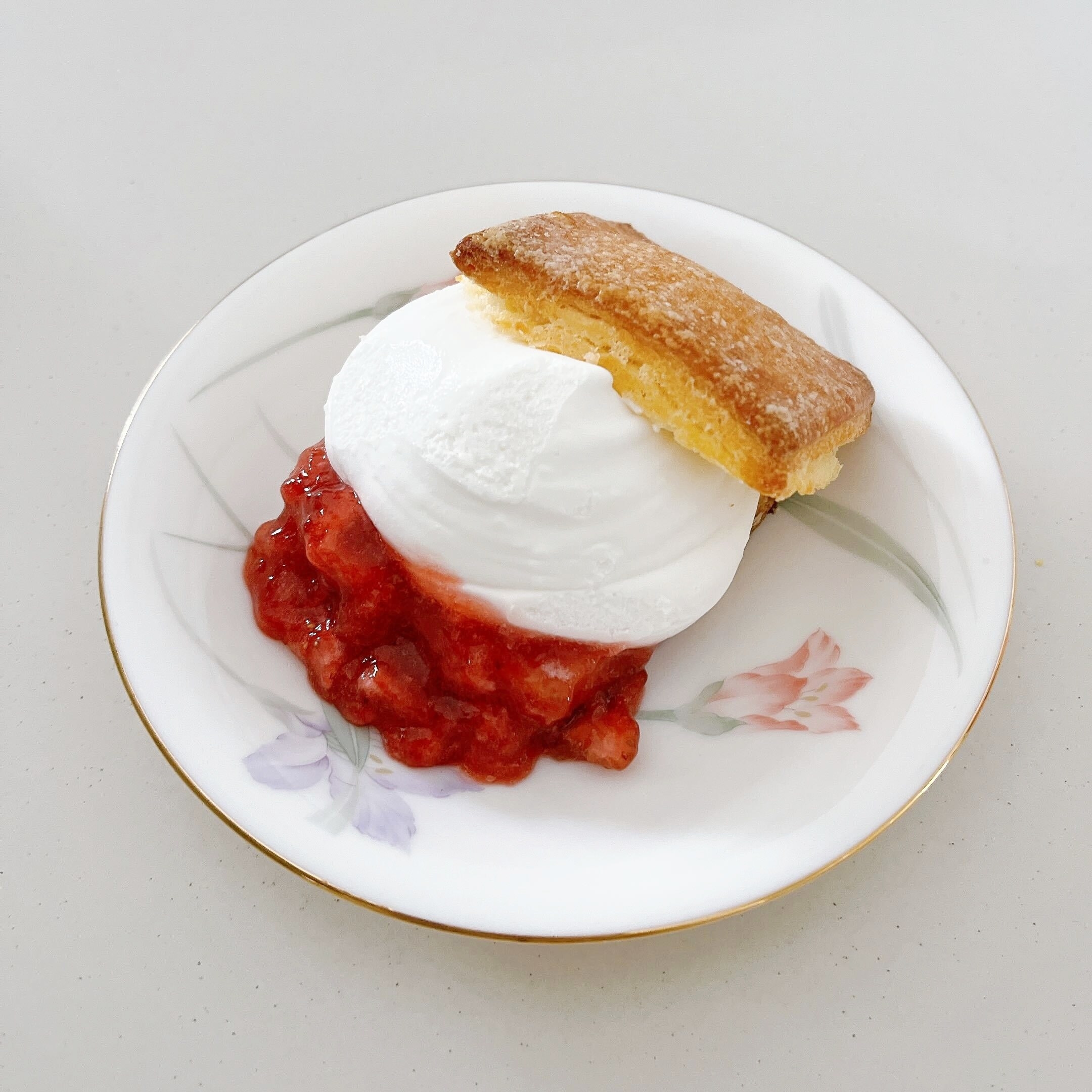 LAWSON(ローソン)のオススメのスイーツ「スコーンサンド(チーズクリーム&いちごソース)」