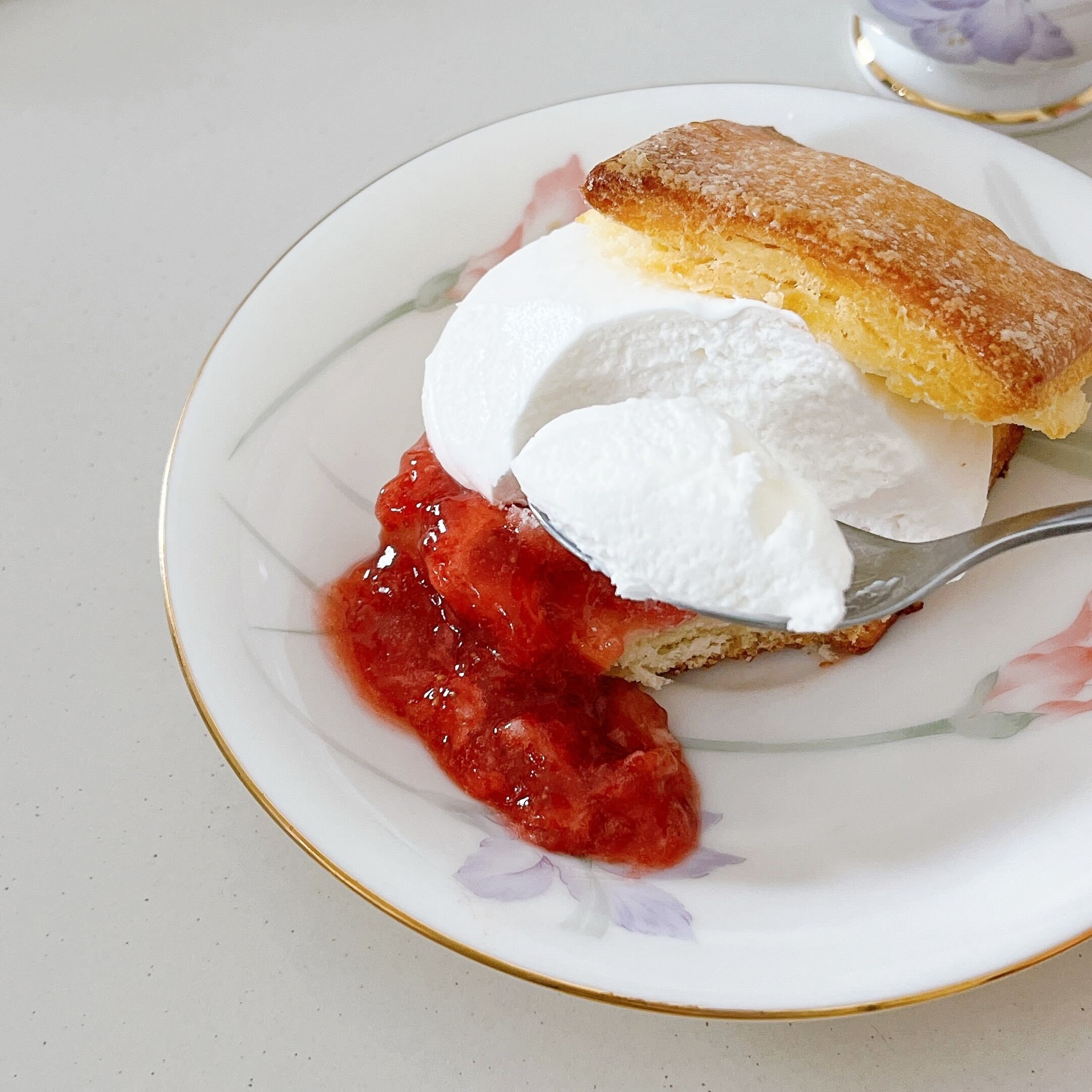 LAWSON(ローソン)のオススメのスイーツ「スコーンサンド(チーズクリーム&いちごソース)」