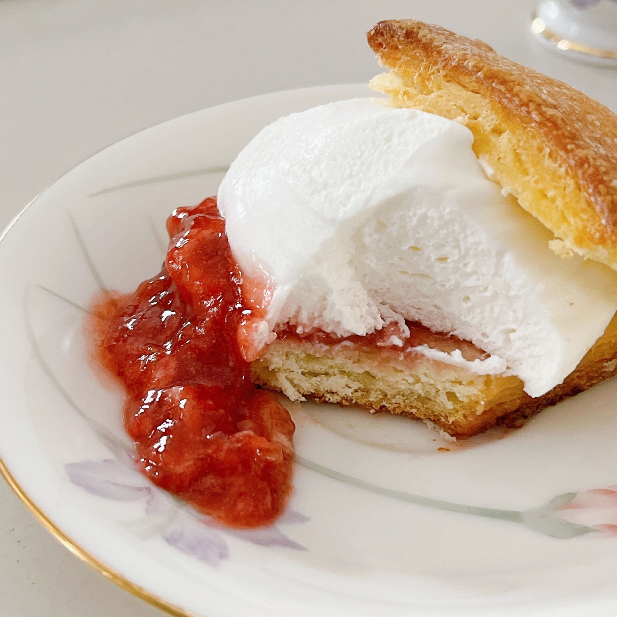 LAWSON(ローソン)のオススメのスイーツ「スコーンサンド(チーズクリーム&いちごソース)」