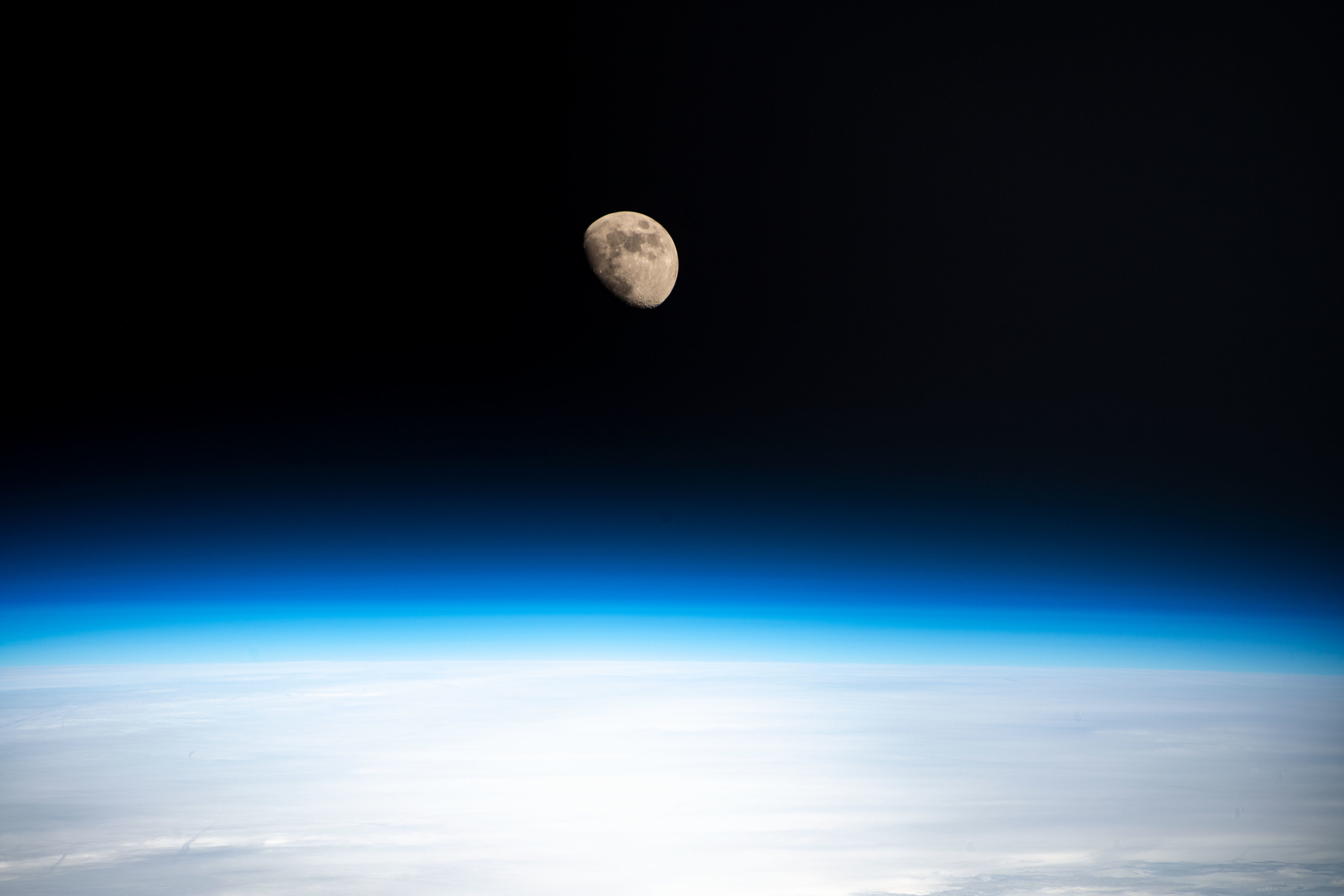 国際宇宙ステーションから撮られた月と地球の画像