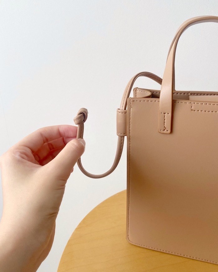 UNIQLO（ユニクロ）のおすすめアイテム「レザータッチミニハンドルショルダーバッグ」