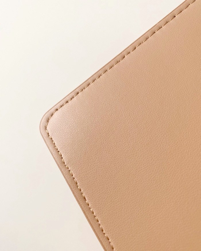 UNIQLO(ユニクロ)のおすすめアイテム「レザータッチミニハンドルショルダーバッグ」