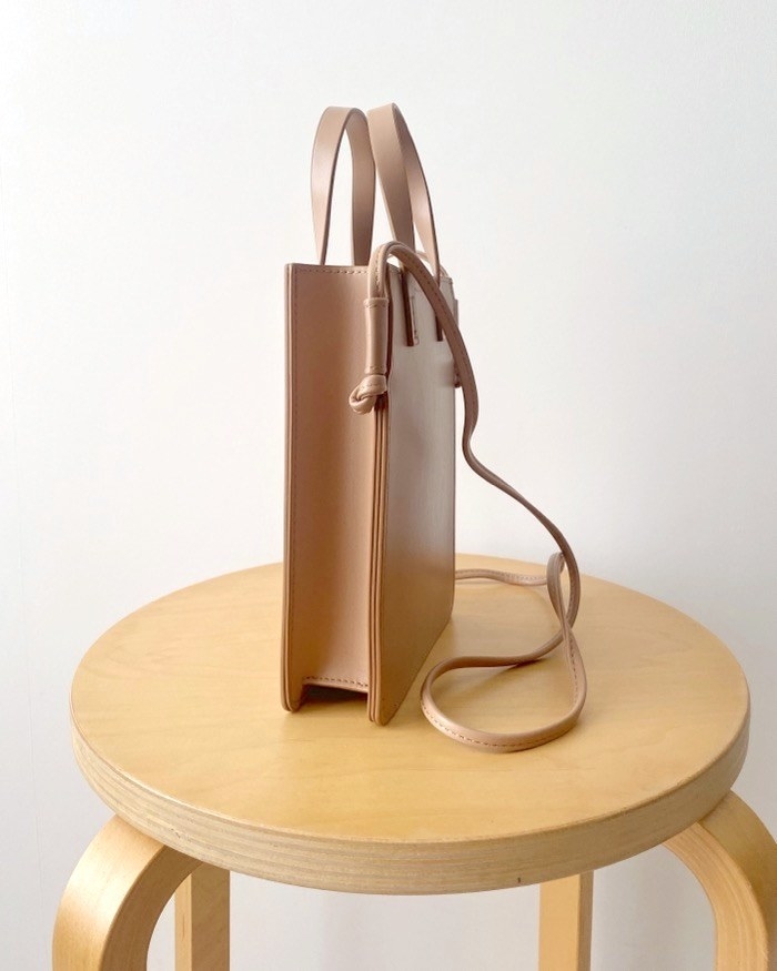 UNIQLO（ユニクロ）のおすすめアイテム「レザータッチミニハンドルショルダーバッグ」