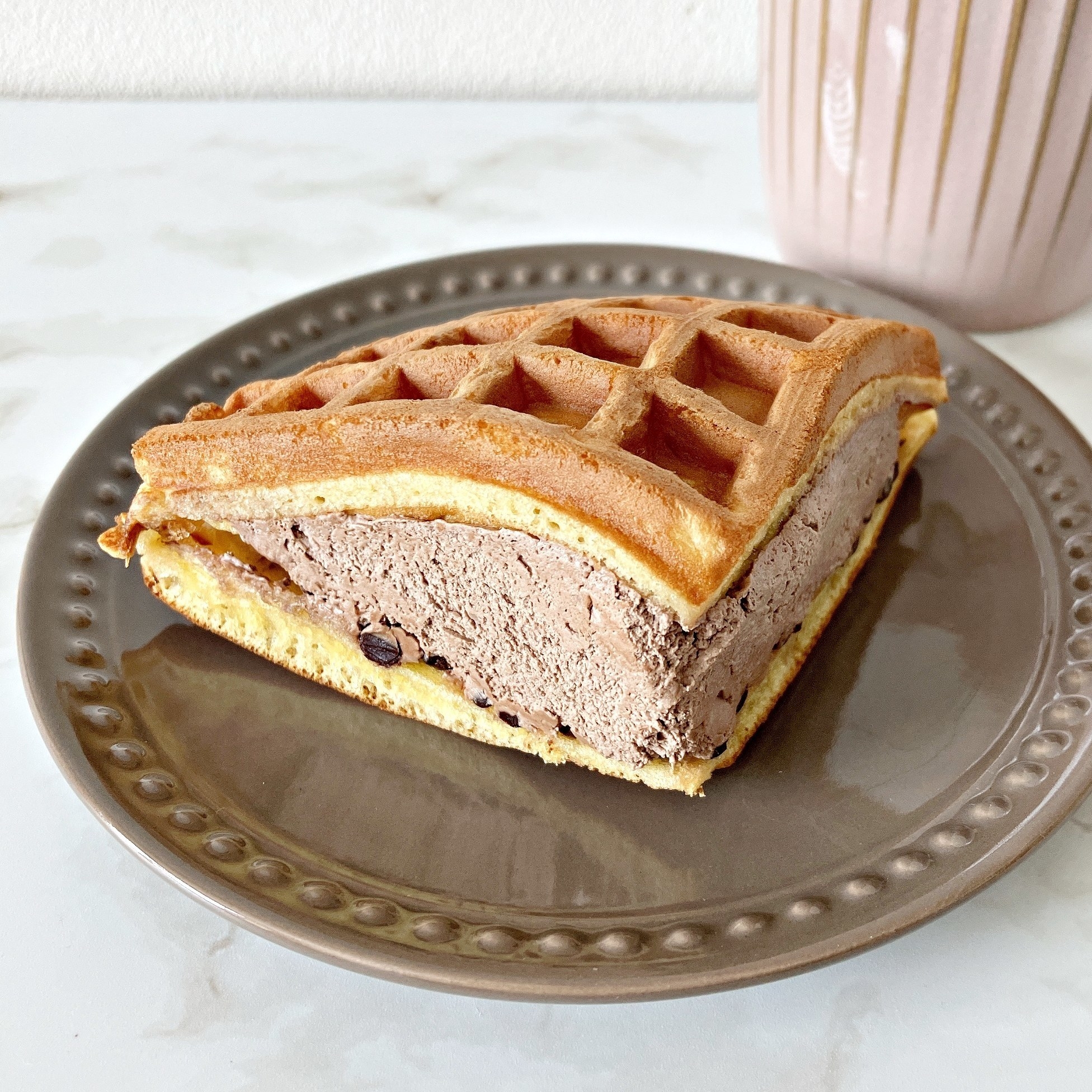 FamilyMart（ファミリーマート）のオススメのスイーツ「ワッフルケーキ（チョコチップ＆チョコクリーム）」