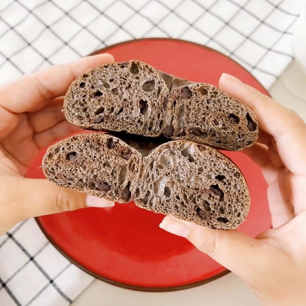 LAWSON（ローソン）のオススメのパン「マチノパン むぎゅっとベーグル 超チョコ」