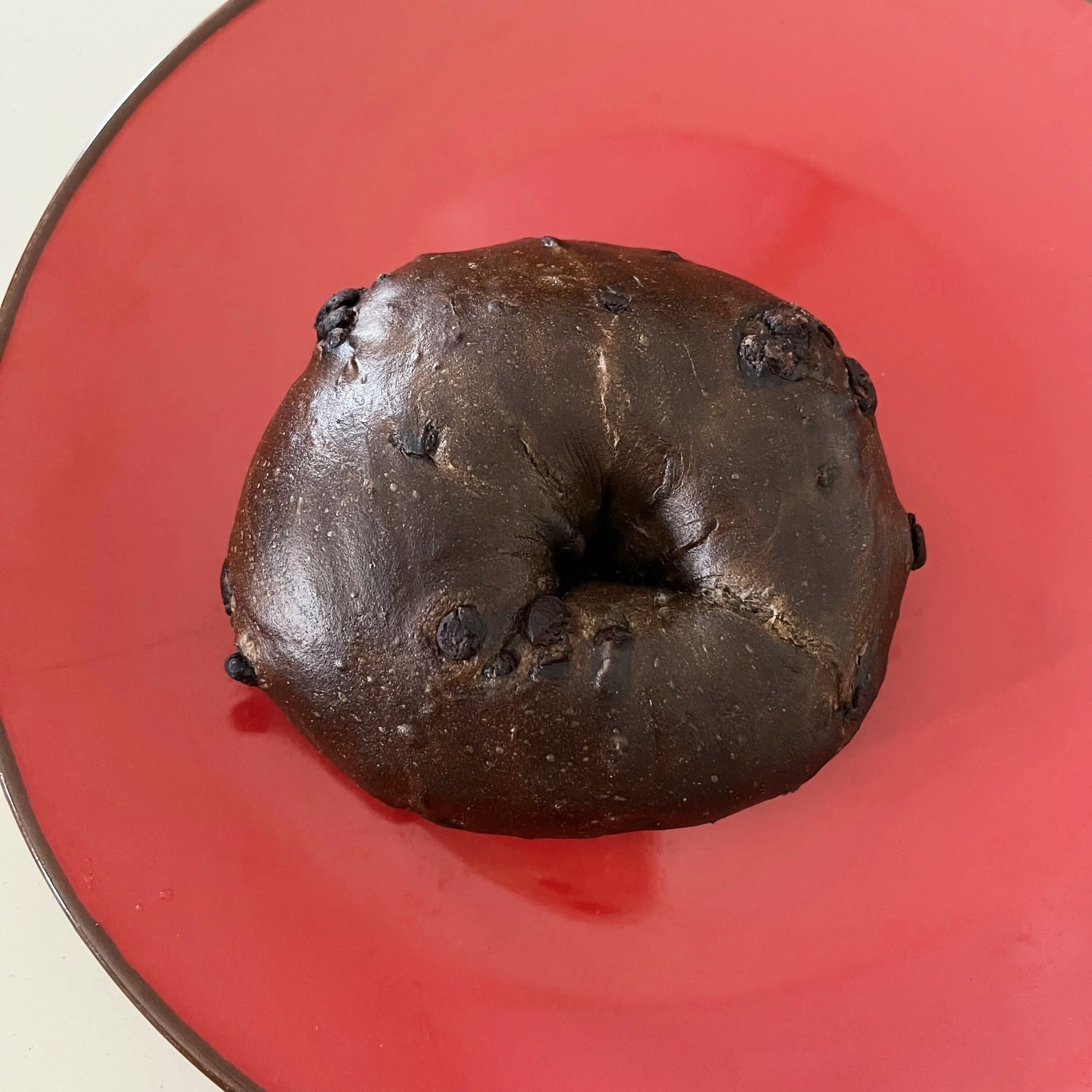 LAWSON（ローソン）のオススメのパン「マチノパン むぎゅっとベーグル 超チョコ」