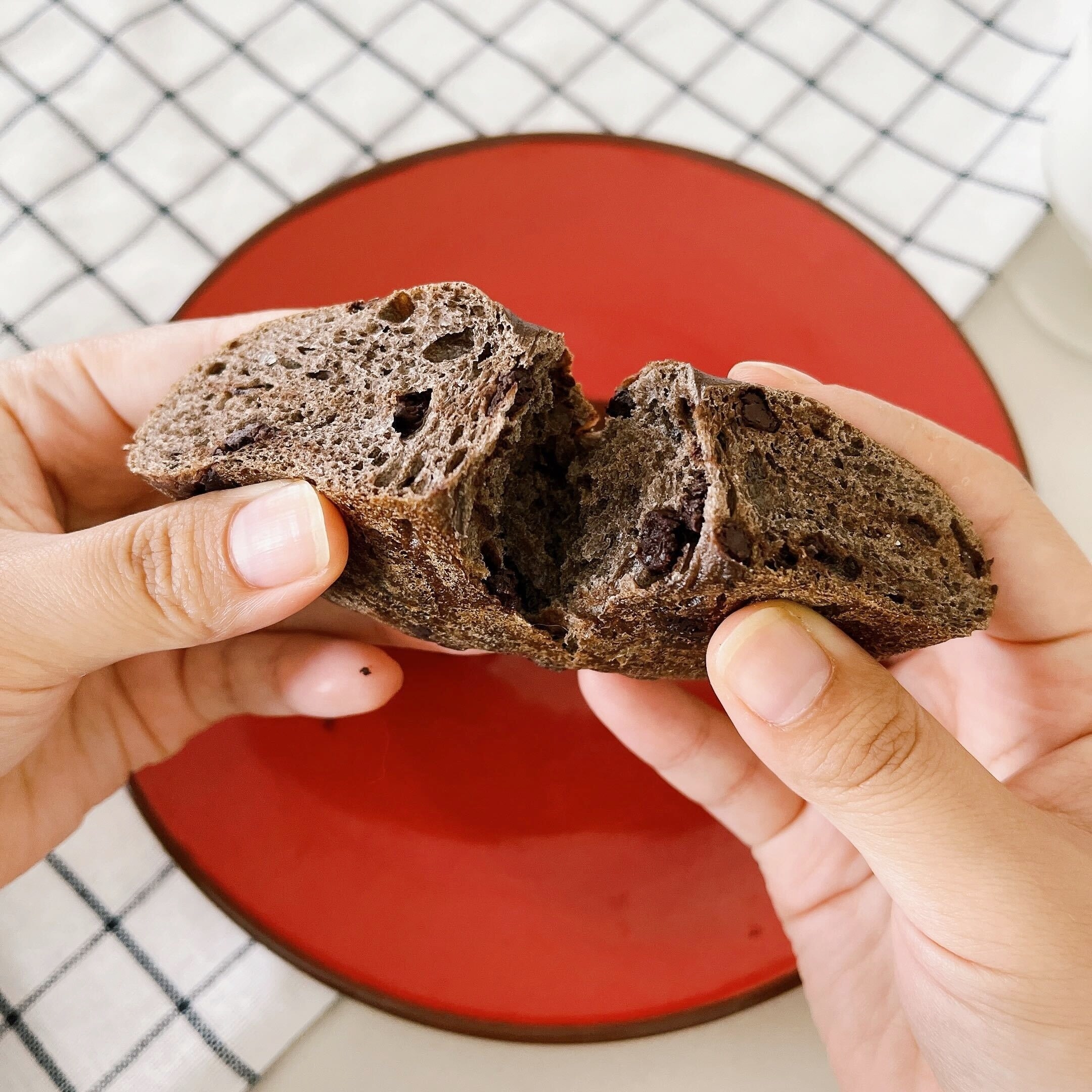 LAWSON（ローソン）のオススメのパン「マチノパン むぎゅっとベーグル 超チョコ」