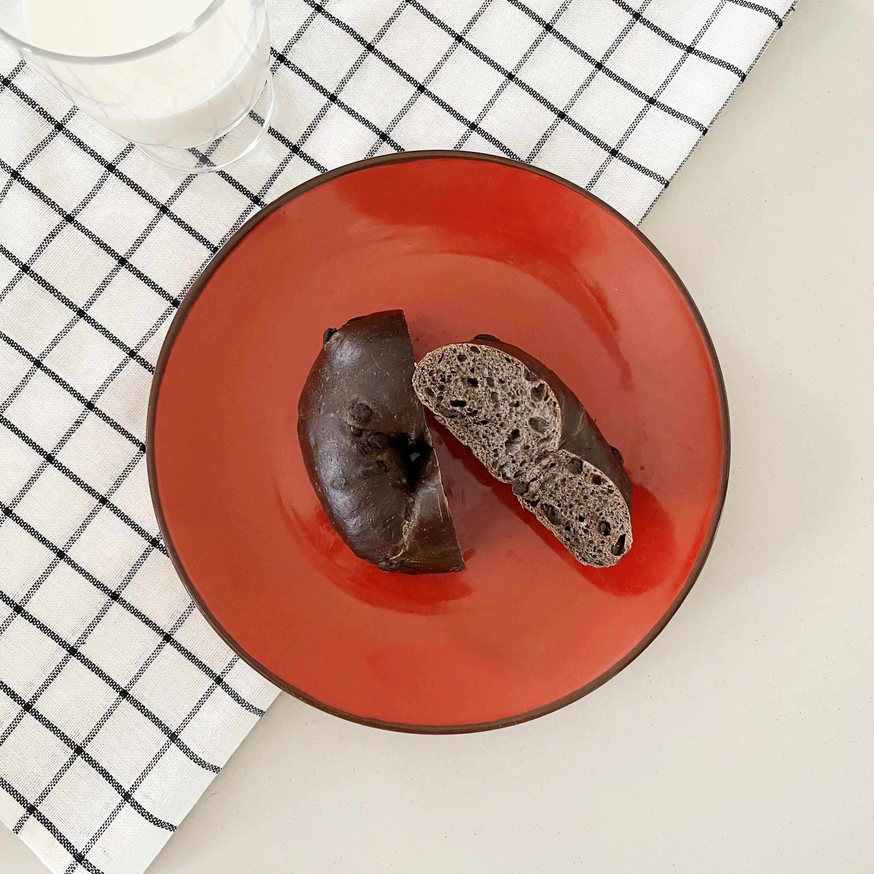 LAWSON（ローソン）のオススメのパン「マチノパン むぎゅっとベーグル 超チョコ」